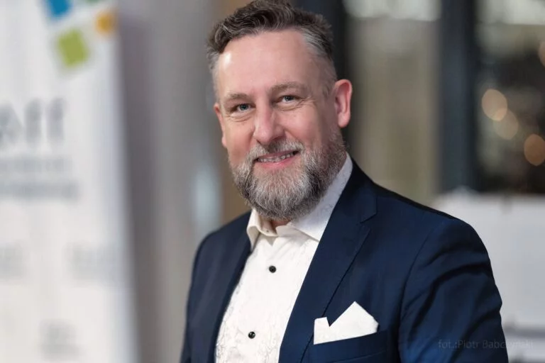 Portret biznesowy mężczyzny z brodą w granatowej marynarce