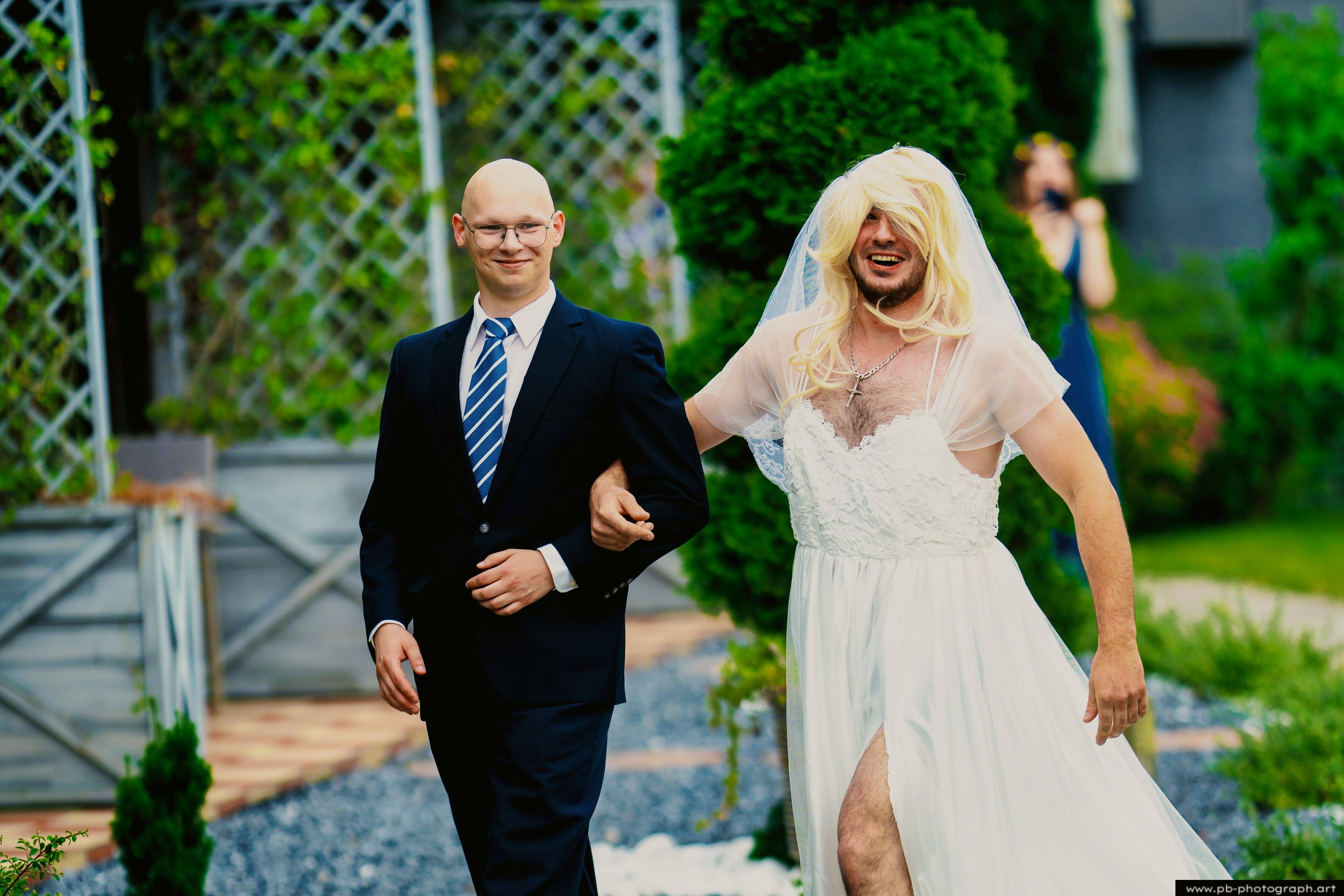 Ceremonia ślubna w plenerze — moment przysięgi