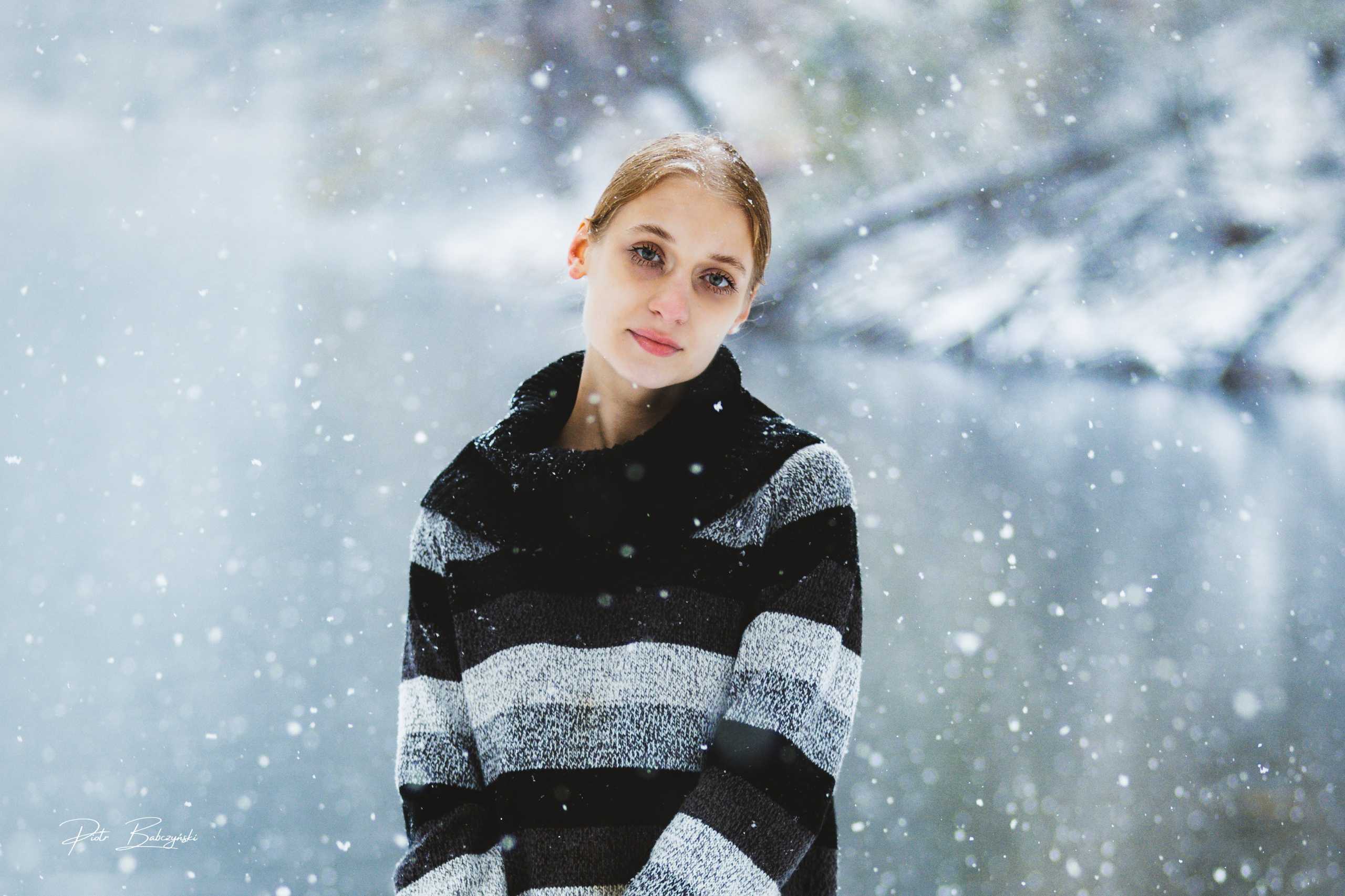 Portret modelki w zimowej scenerii Jeziora Szmaragdowego w Szczecinie, w tle padający śnieg.
