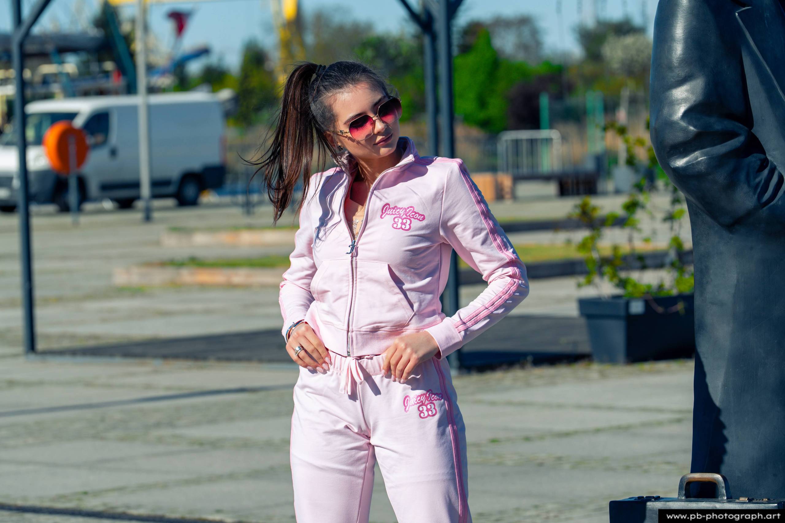 Fotografia produktowa na Łasztowni w Szczecinie — modelka w różowym dresie prezentuje najnowszą kolekcję ubrań.