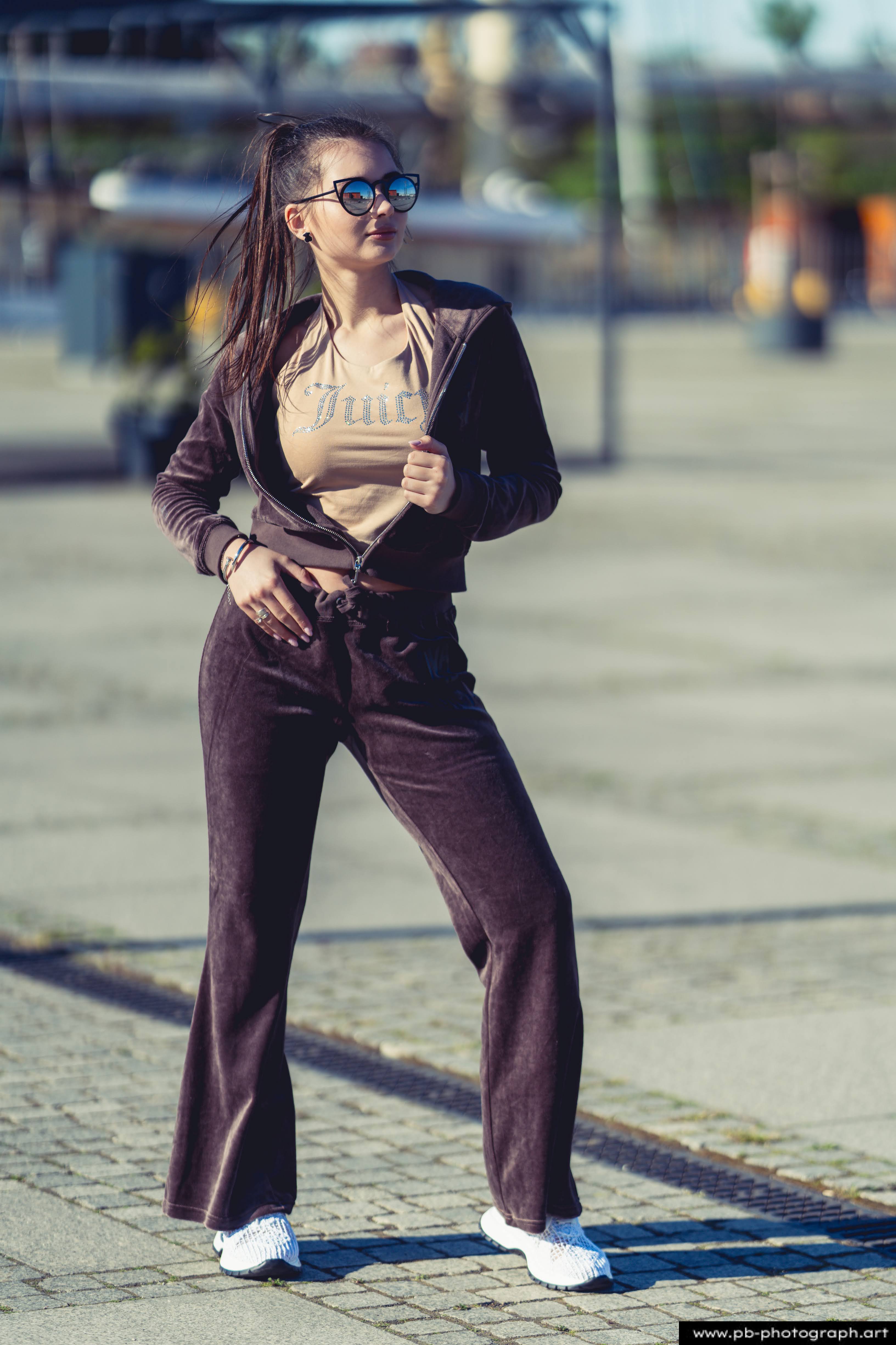 Fotografia produktowa na Łasztowni w Szczecinie — modelka w najnowszej kolekcji odzieżowej.
