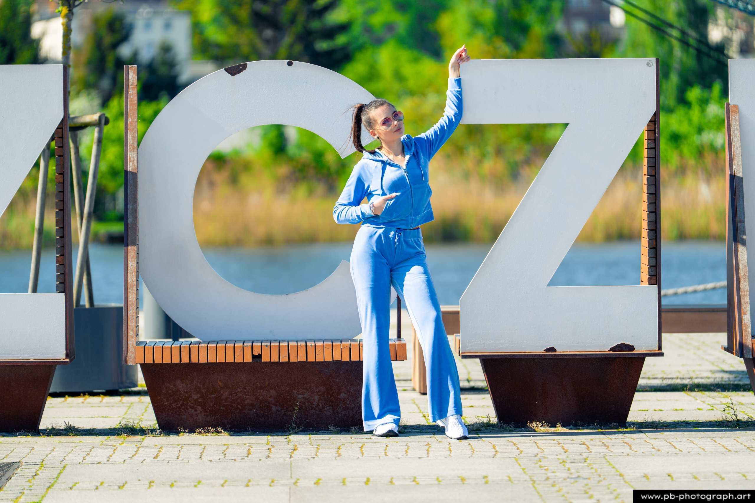 Fotografia produktowa na Łasztowni w Szczecinie — modelka w niebieskim komplecie ubraniowym.