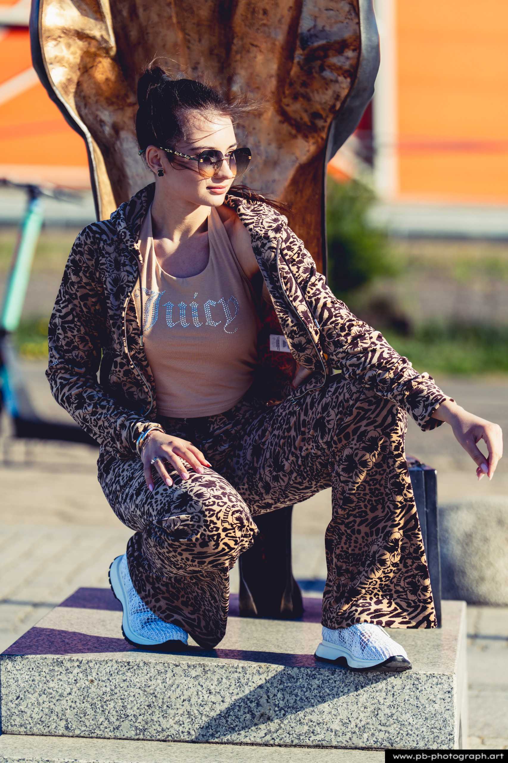 Fotografia produktowa na Łasztowni w Szczecinie — modelka w odzieży z najnowszej kolekcji.