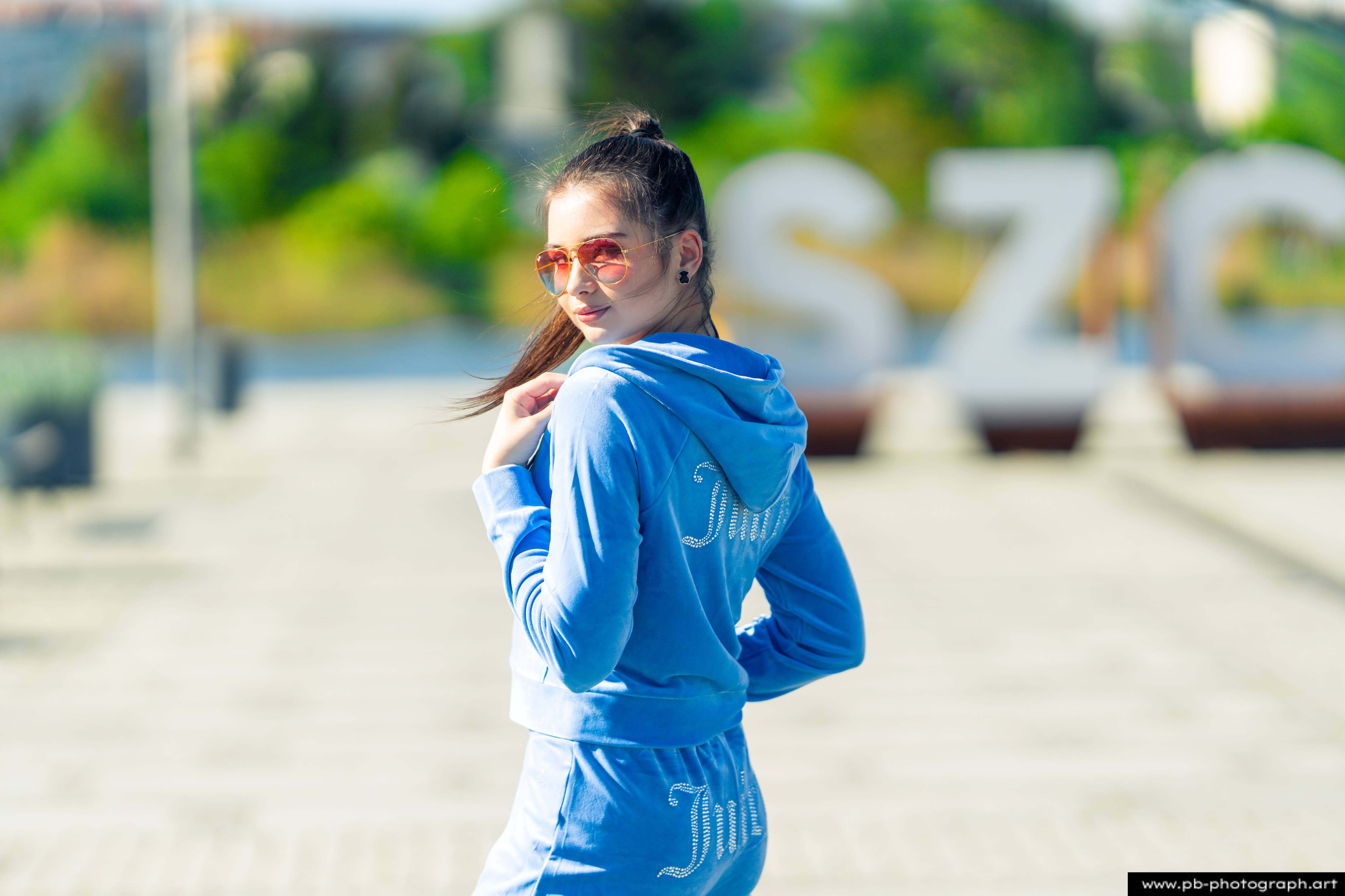 Fotografia produktowa na Łasztowni w Szczecinie — modelka w niebieskim dresie z najnowszej kolekcji.