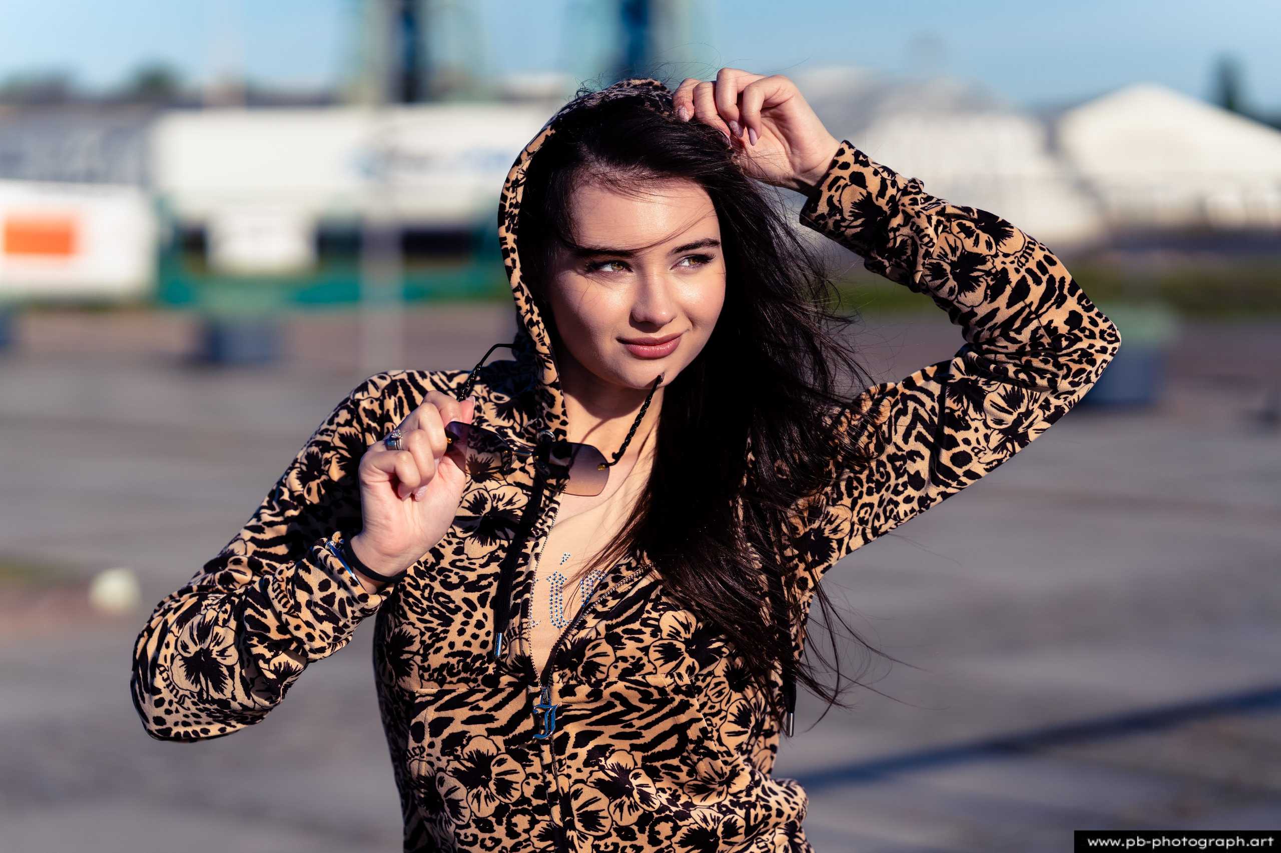 Fotografia produktowa na Łasztowni w Szczecinie — modelka w unikalnej odzieży marki odzieżowej.