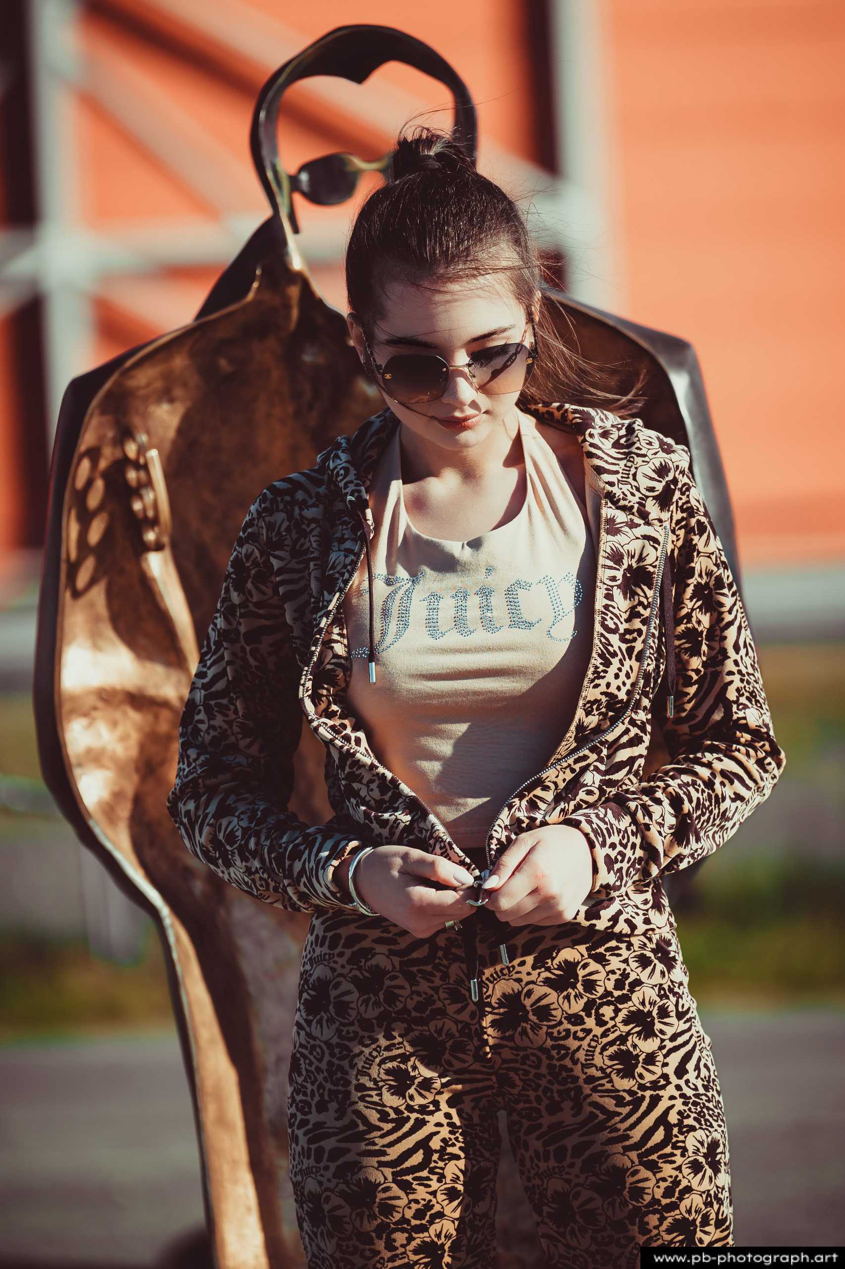 Fotografia produktowa na Łasztowni w Szczecinie — modelka w unikalnym komplecie odzieżowym.