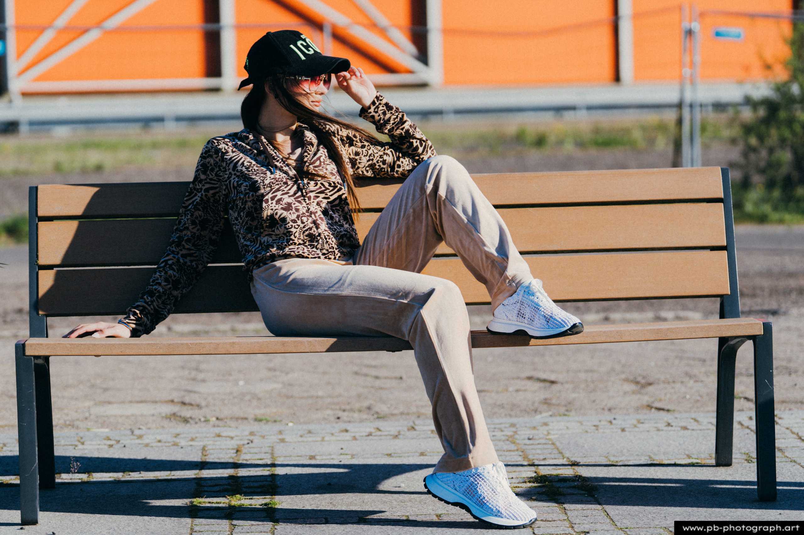 Fotografia produktowa na Łasztowni w Szczecinie — modelka w unikalnej kolekcji ubrań marki odzieżowej.