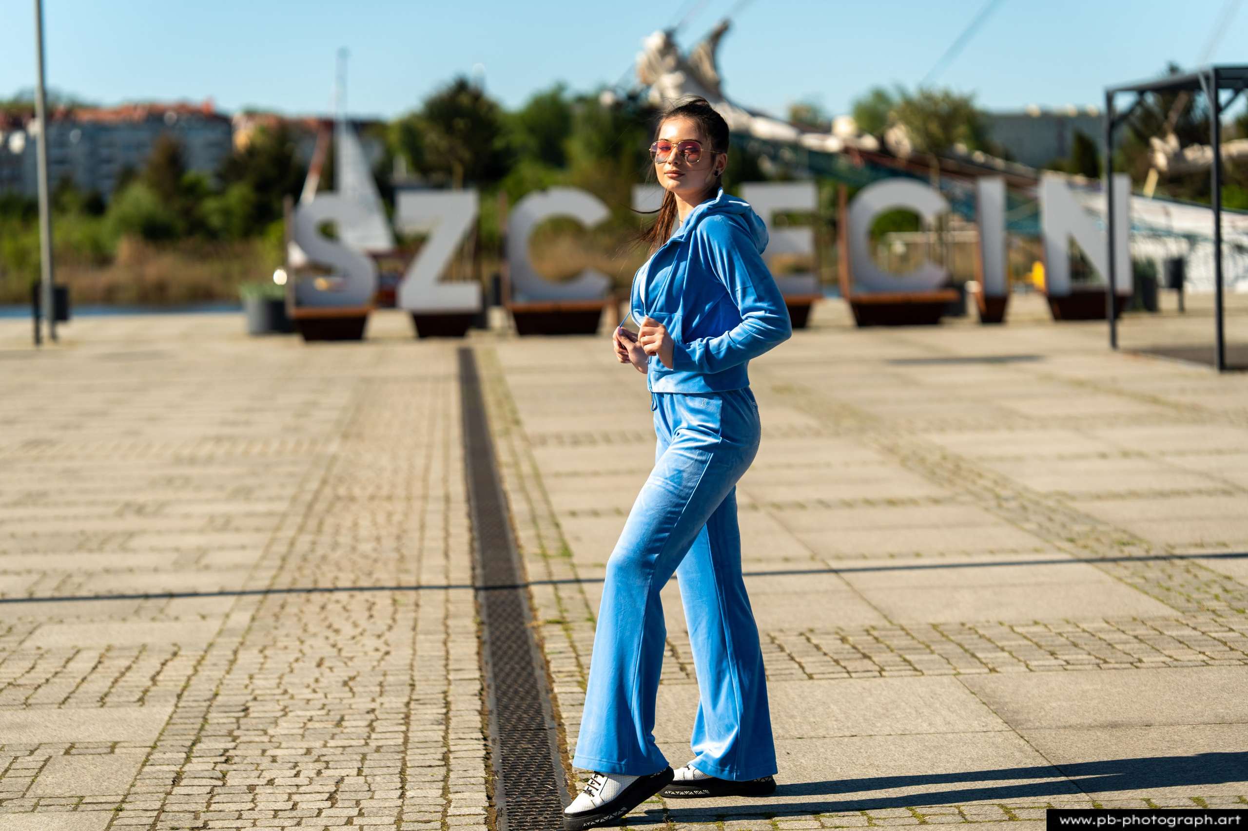 Fotografia produktowa na Łasztowni w Szczecinie — modelka w niebieskim komplecie odzieżowym.