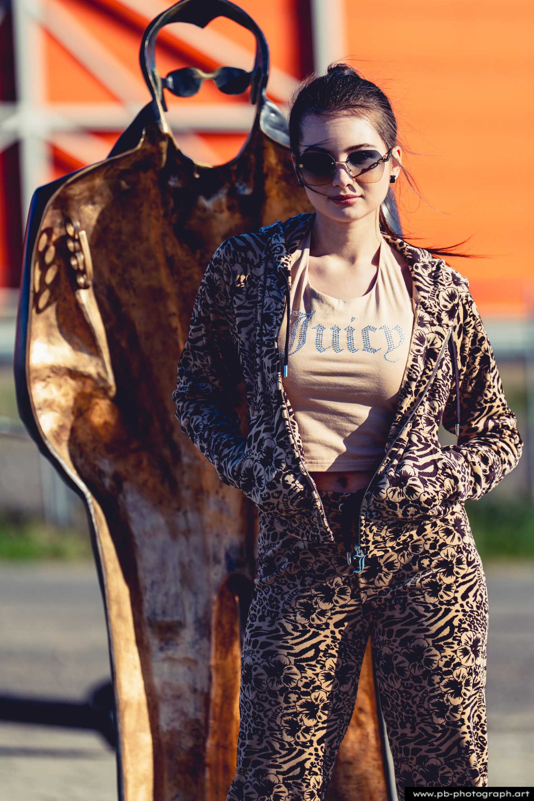Fotografia produktowa na Łasztowni w Szczecinie — modelka w unikalnej kolekcji odzieżowej.