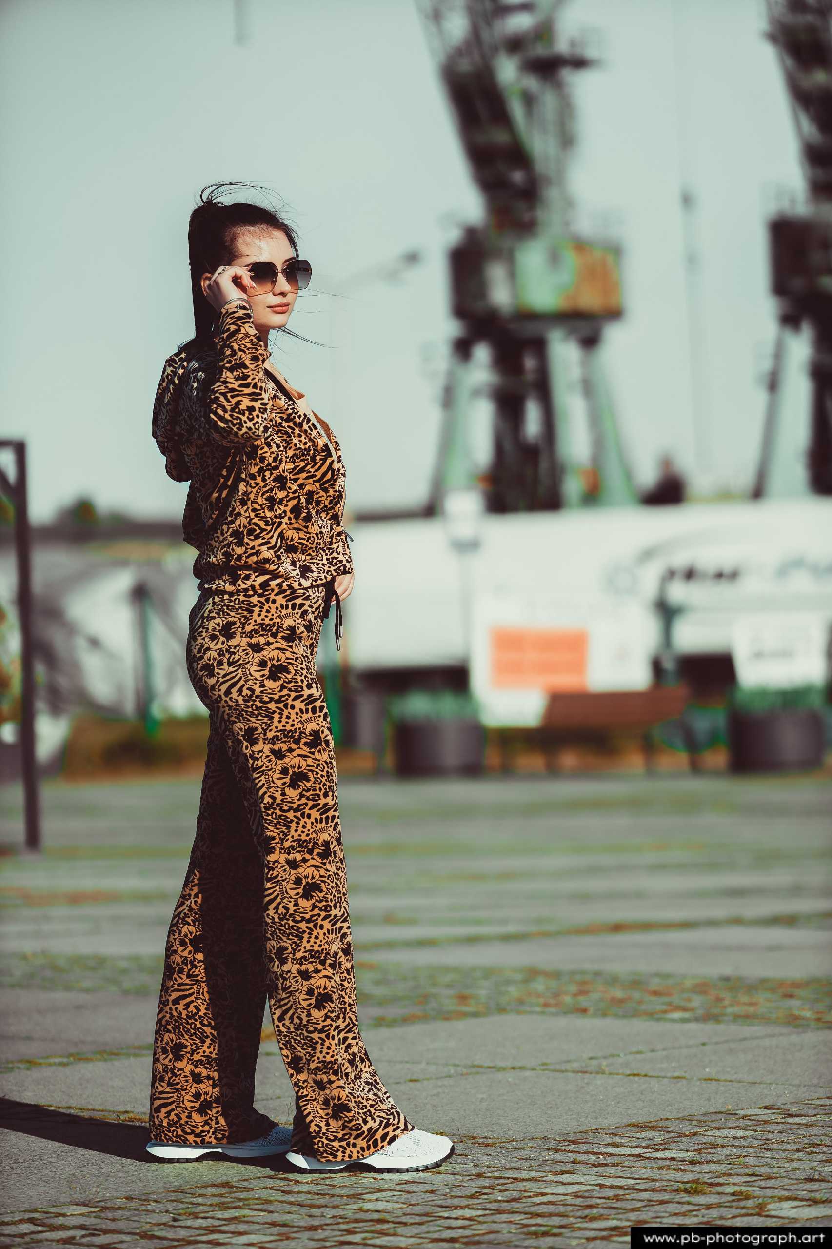 Fotografia produktowa na Łasztowni w Szczecinie — modelka w unikalnym stroju odzieżowym.
