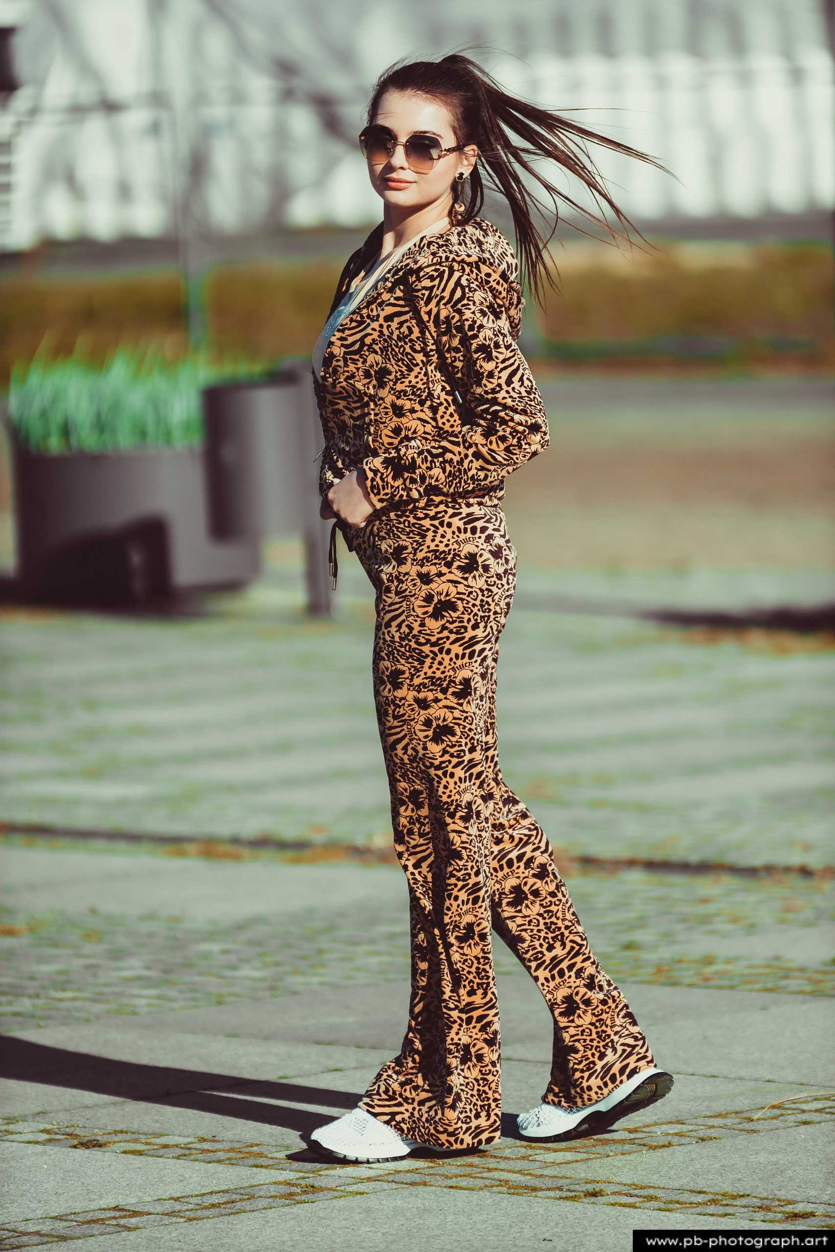 Fotografia produktowa na Łasztowni w Szczecinie — modelka w unikalnym komplecie odzieżowym.