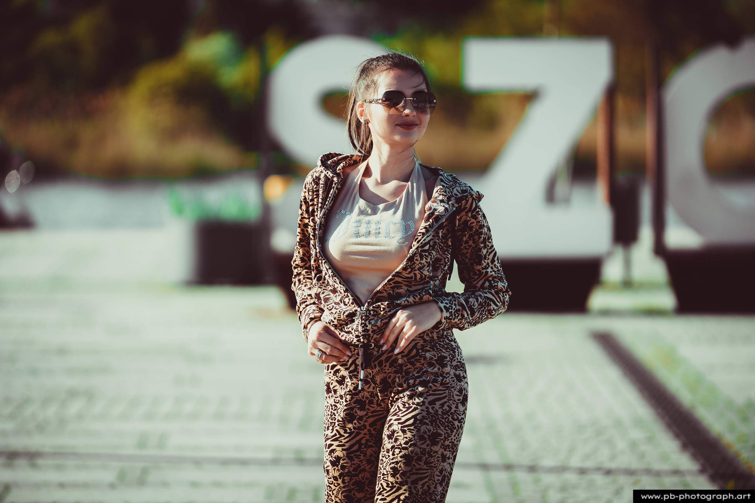 Fotografia produktowa na Łasztowni w Szczecinie — modelka w unikalnym komplecie odzieżowym.