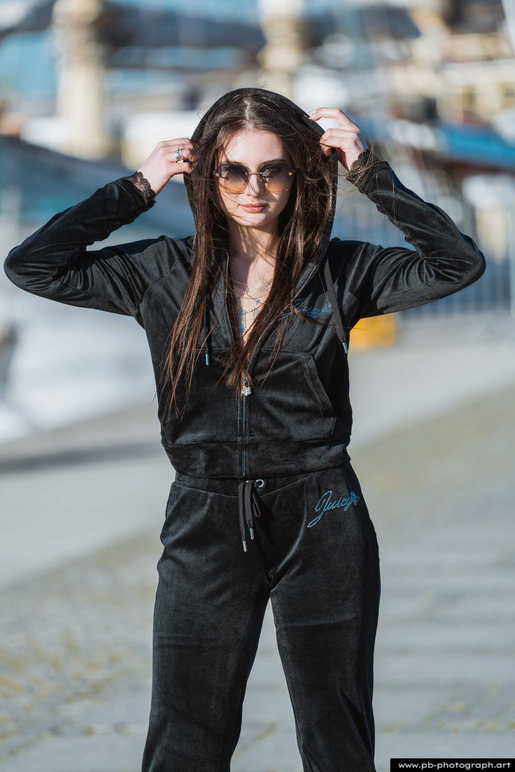 Fotografia produktowa na Łasztowni w Szczecinie — modelka w czarnym dresie z najnowszej kolekcji marki odzieżowej.