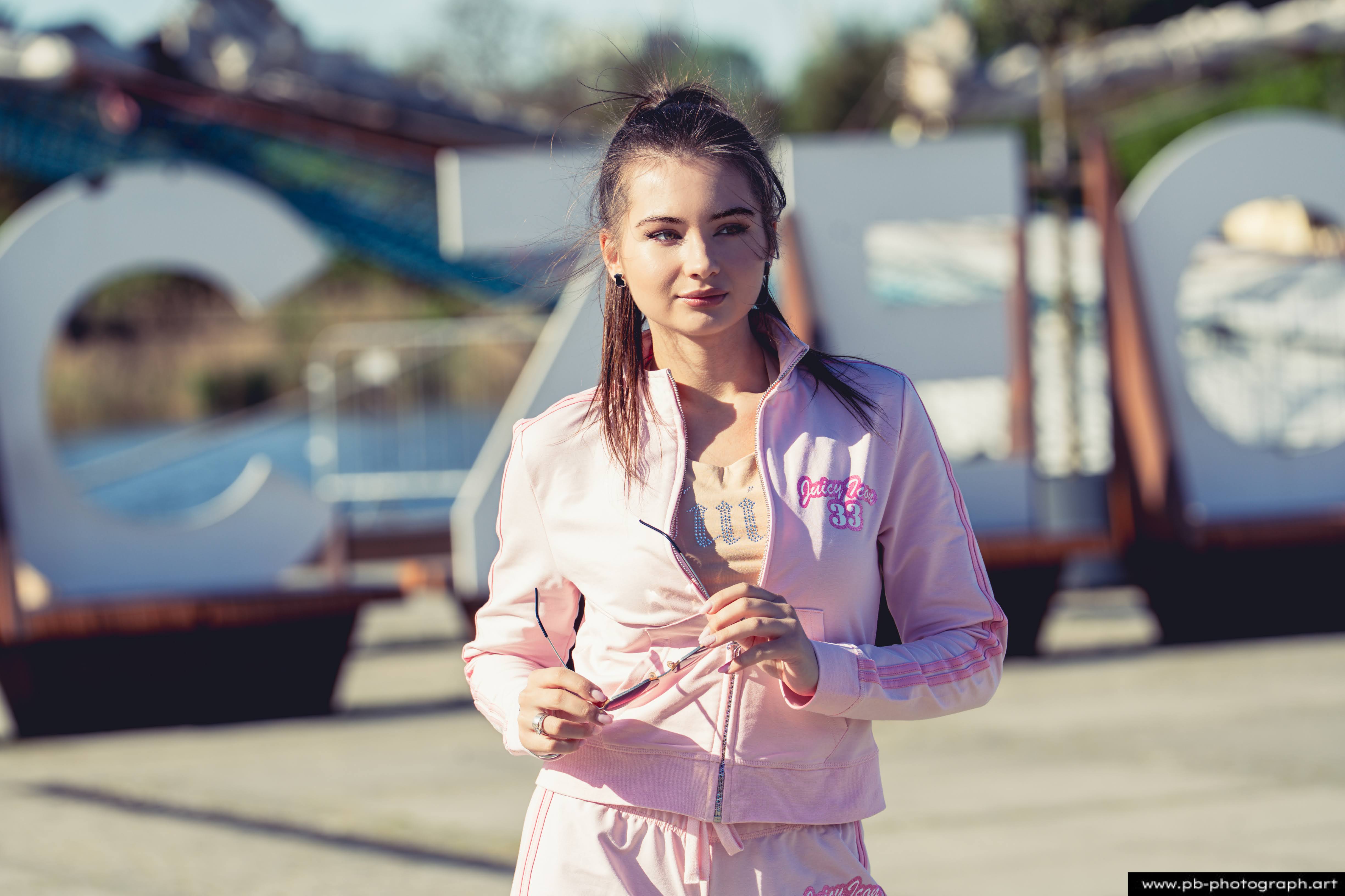 Fotografia produktowa na Łasztowni w Szczecinie — modelka w odzieży sportowej z najnowszej kolekcji.