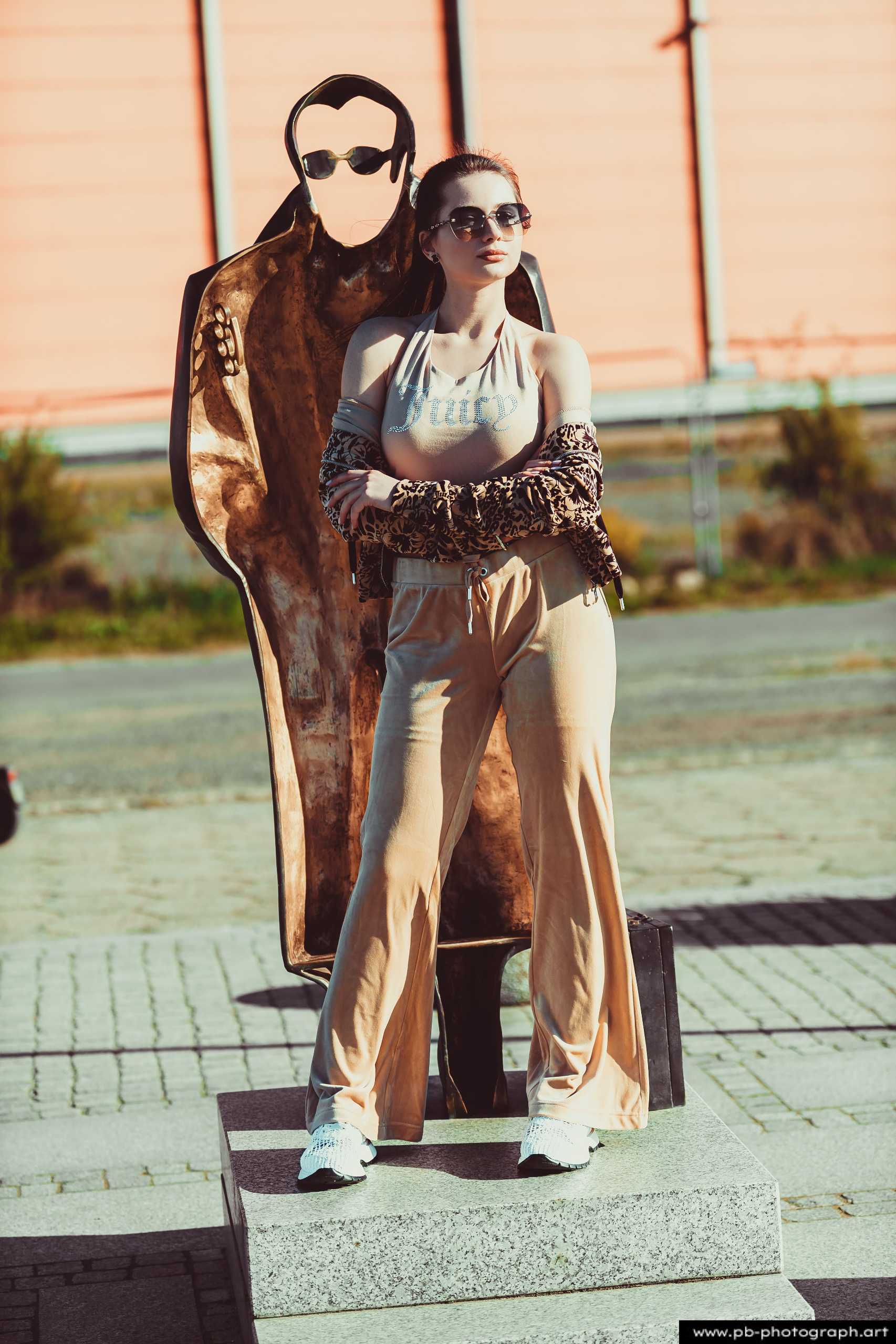 Fotografia produktowa na Łasztowni w Szczecinie — modelka w najnowszej kolekcji ubrań, stylowy outfit.