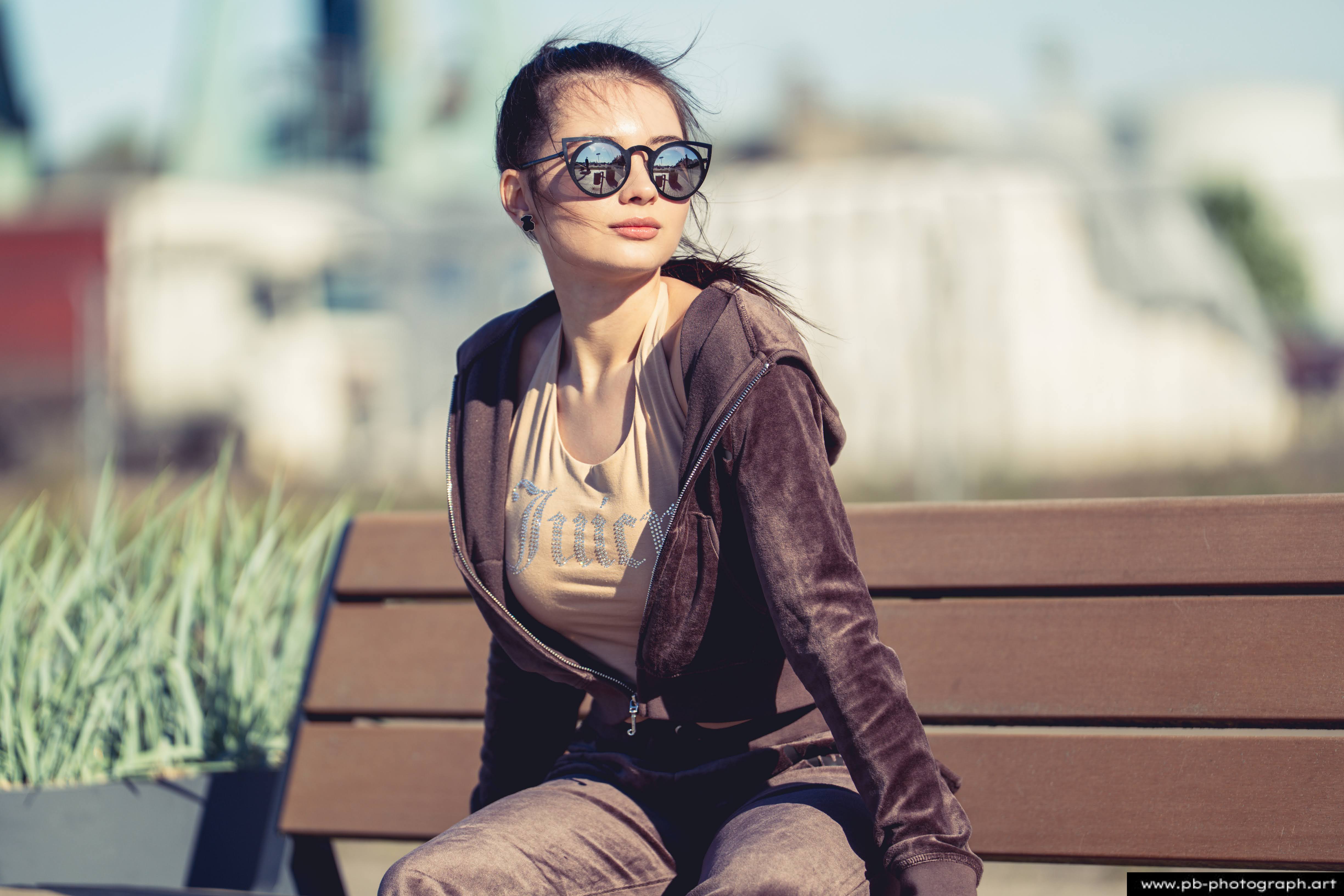 Fotografia produktowa na Łasztowni w Szczecinie — modelka w stylowej odzieży na tle miejskiego krajobrazu.