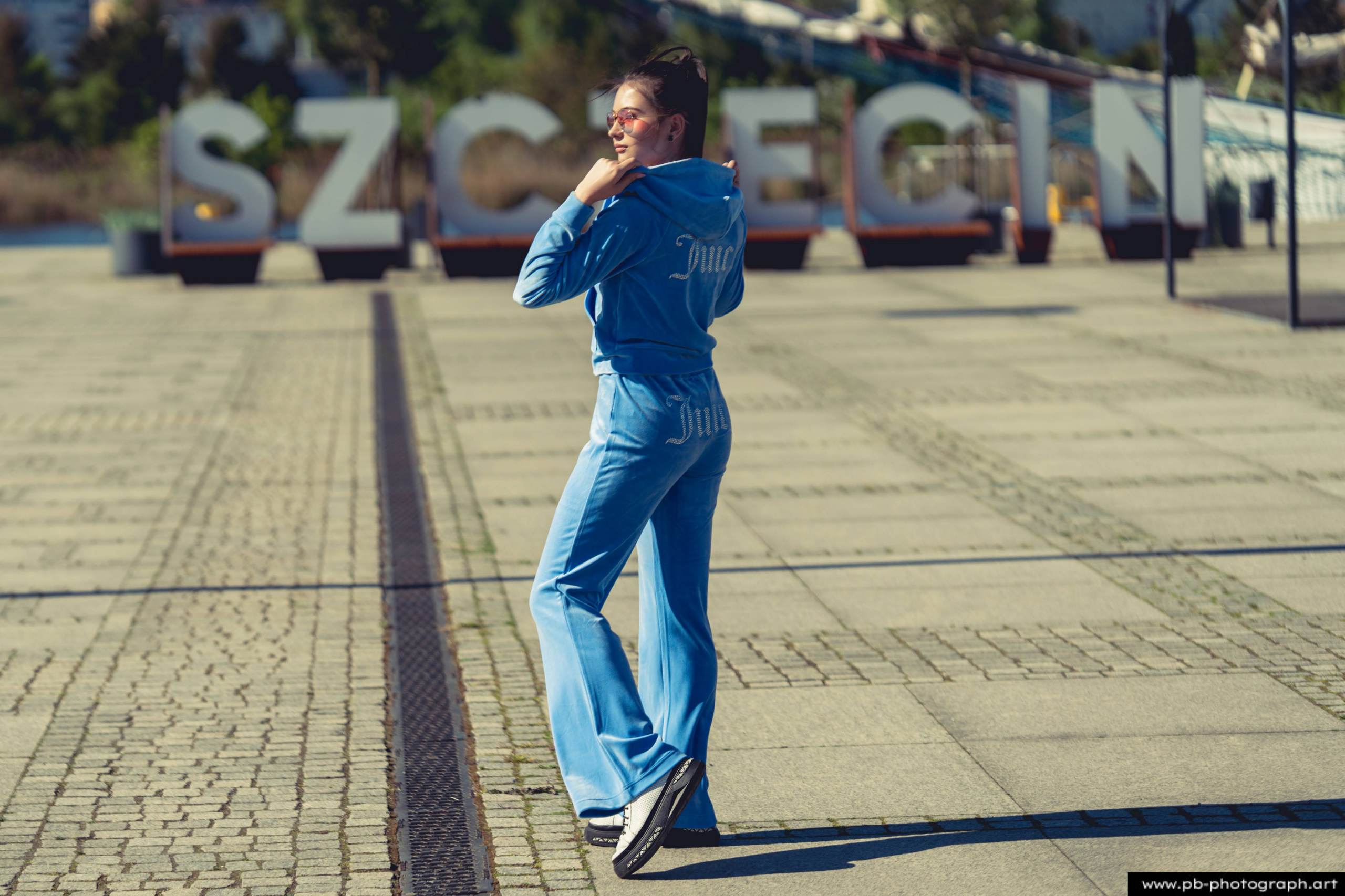 Fotografia produktowa na Łasztowni w Szczecinie — modelka w niebieskim komplecie odzieżowym.