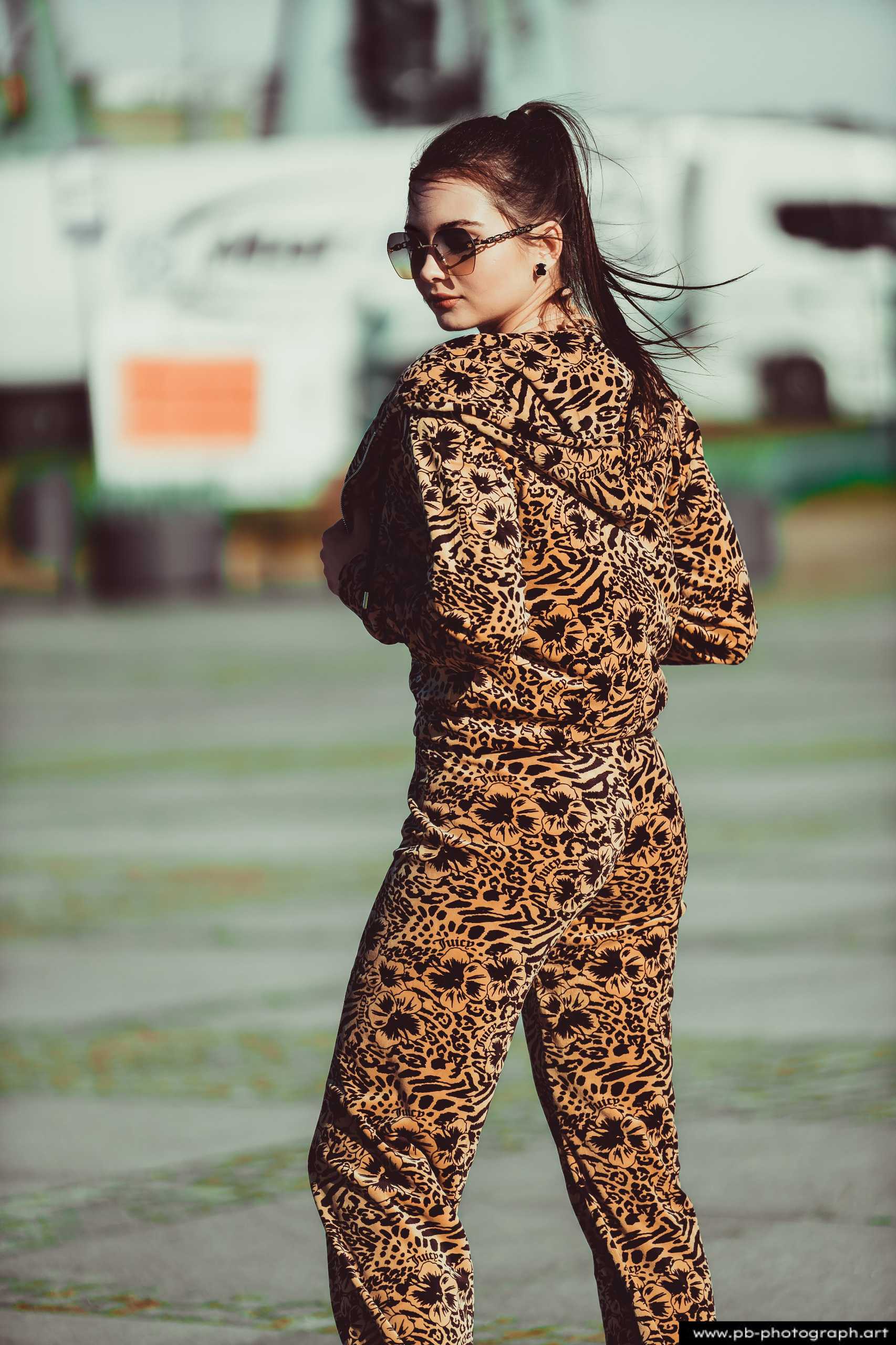 Fotografia produktowa na Łasztowni w Szczecinie — modelka w unikalnym komplecie odzieżowym.