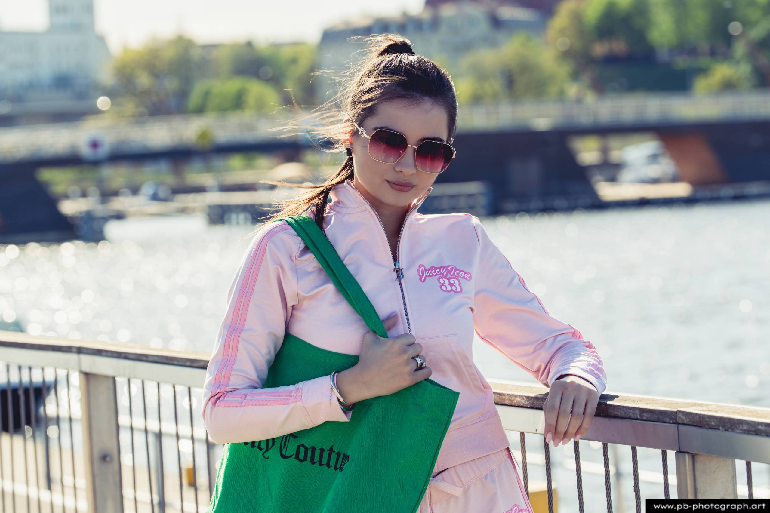 Fotografia produktowa na Łasztowni w Szczecinie — modelka w stylowym komplecie odzieżowym z torbą.