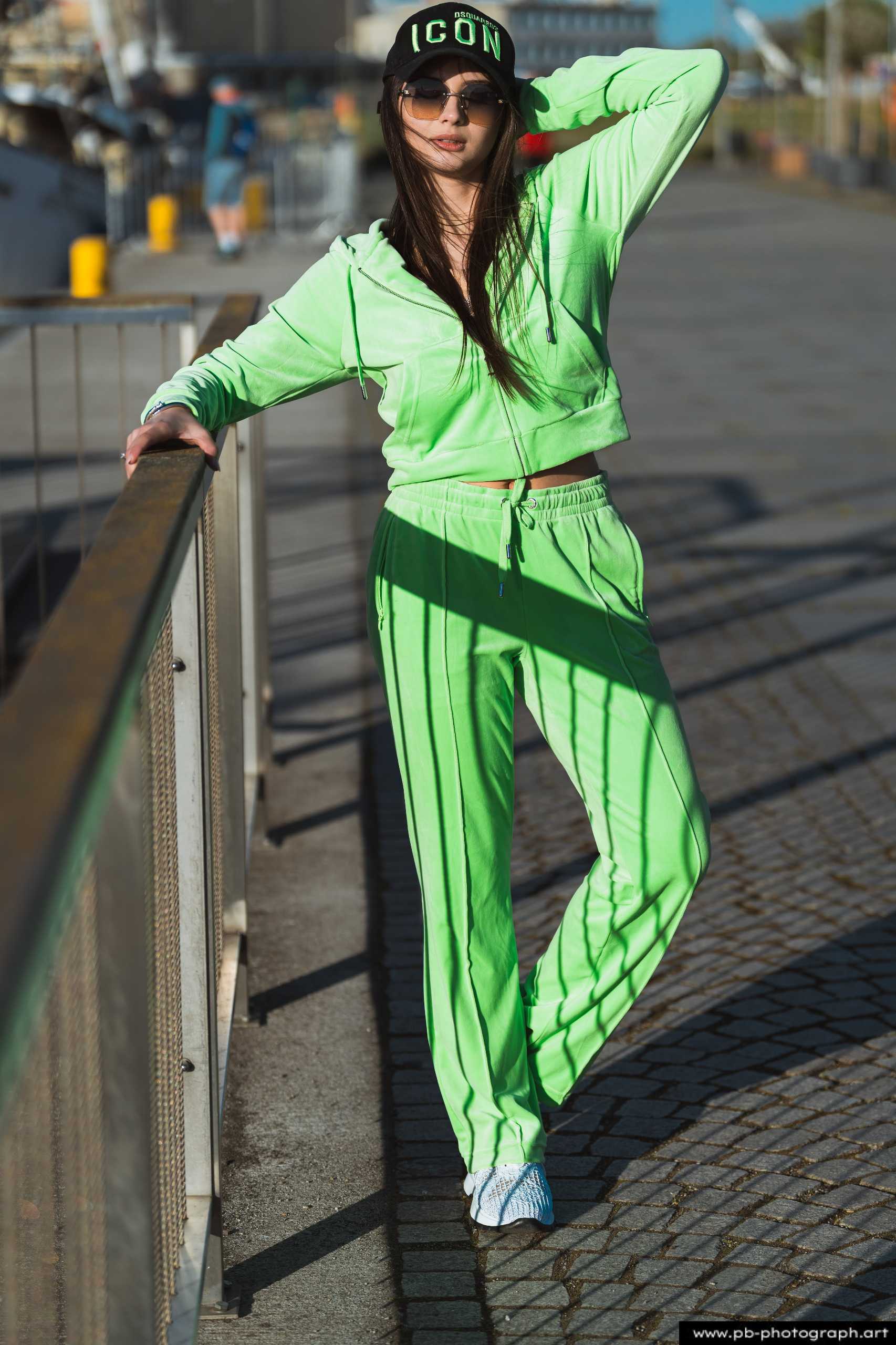 Fotografia produktowa na Łasztowni w Szczecinie — modelka w neonowej odzieży sportowej.