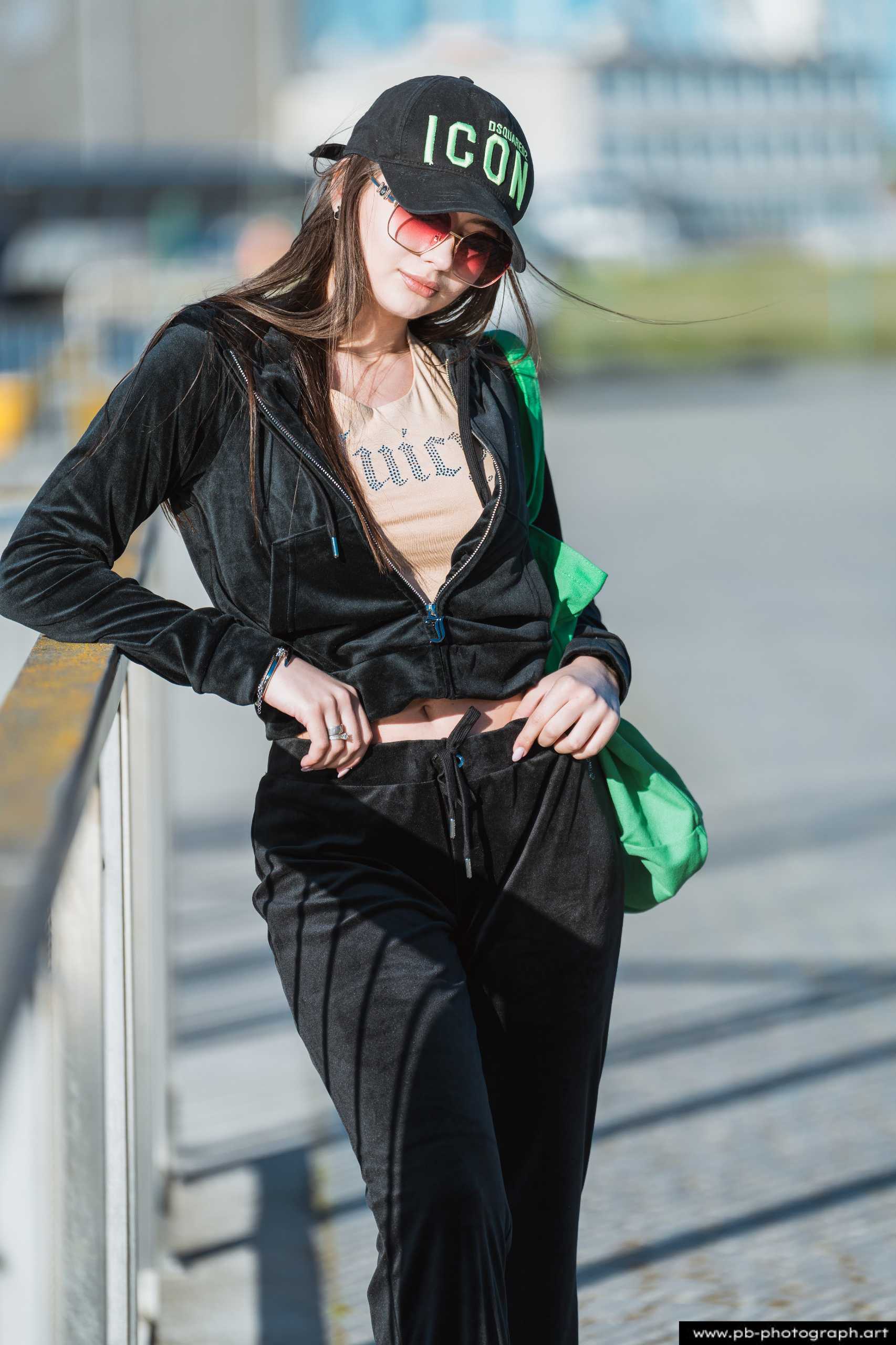 Fotografia produktowa na Łasztowni w Szczecinie — modelka w modnej odzieży sportowej.