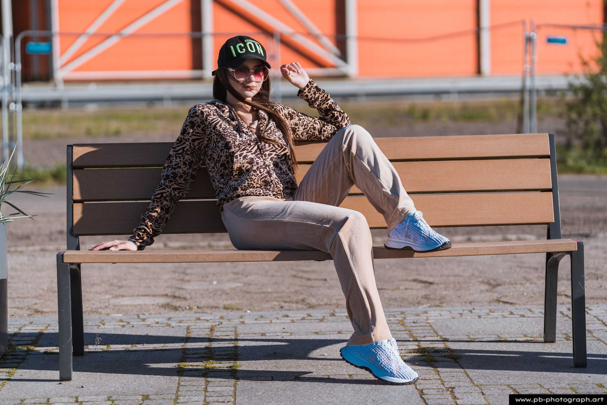 Fotografia produktowa na Łasztowni w Szczecinie — modelka w odzieży z najnowszej kolekcji marki odzieżowej.