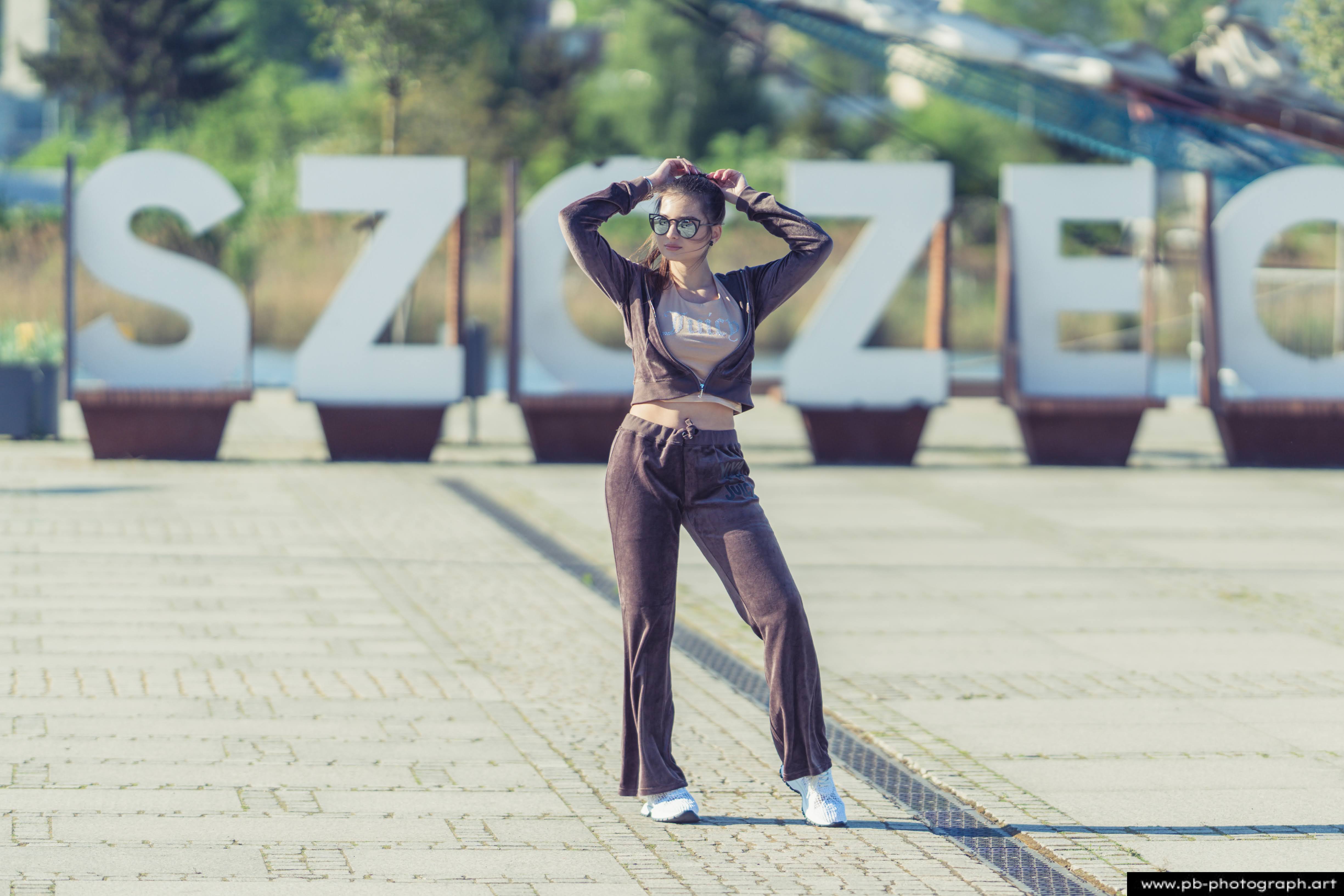 Fotografia produktowa na Łasztowni w Szczecinie — modelka w najnowszej kolekcji odzieżowej.