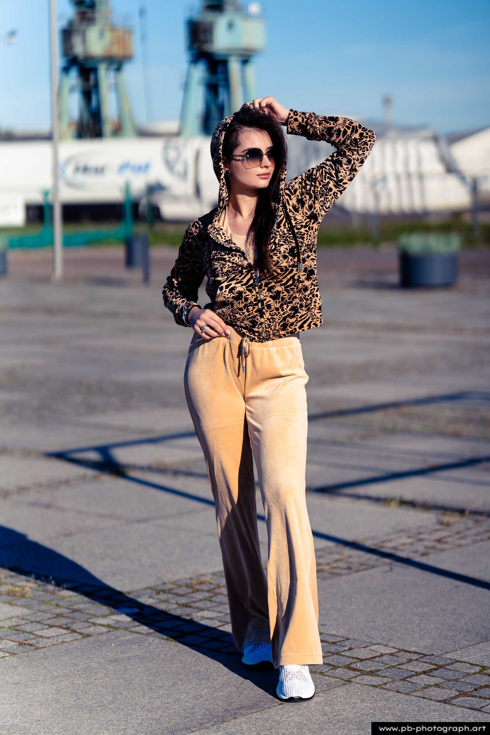 Fotografia produktowa na Łasztowni w Szczecinie — modelka w unikalnej odzieży z najnowszej kolekcji.