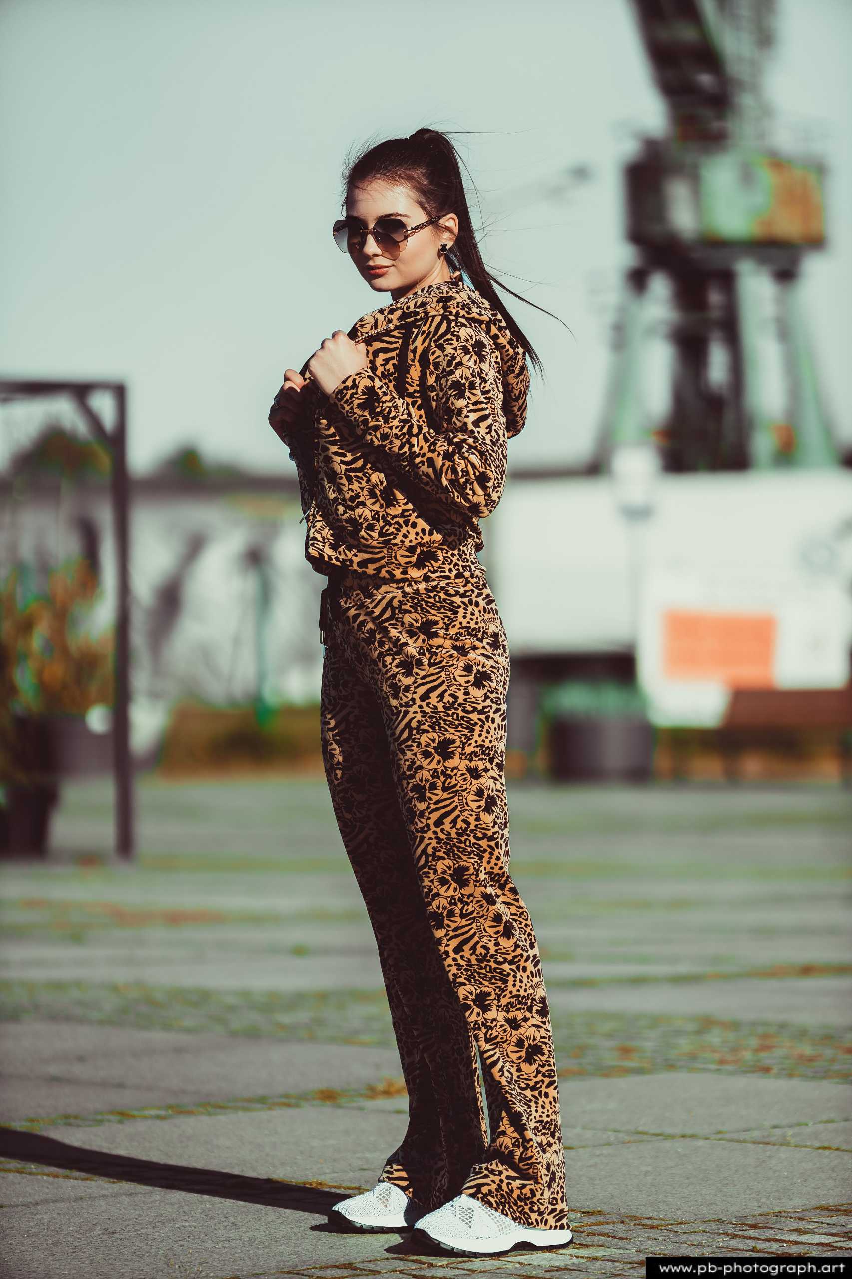 Fotografia produktowa na Łasztowni w Szczecinie — modelka w unikalnym komplecie odzieżowym.