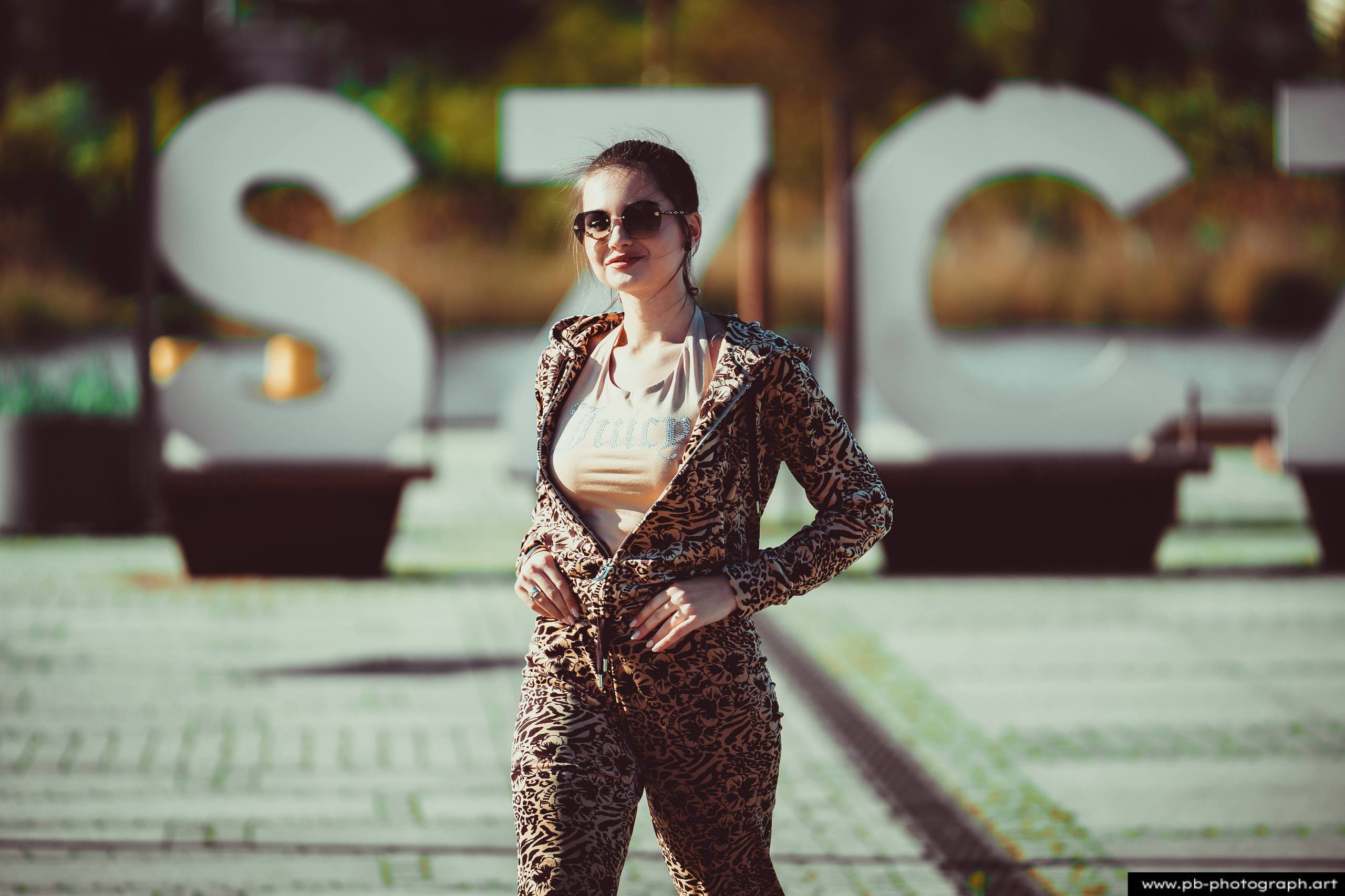 Fotografia produktowa na Łasztowni w Szczecinie — modelka w unikalnym komplecie odzieżowym.