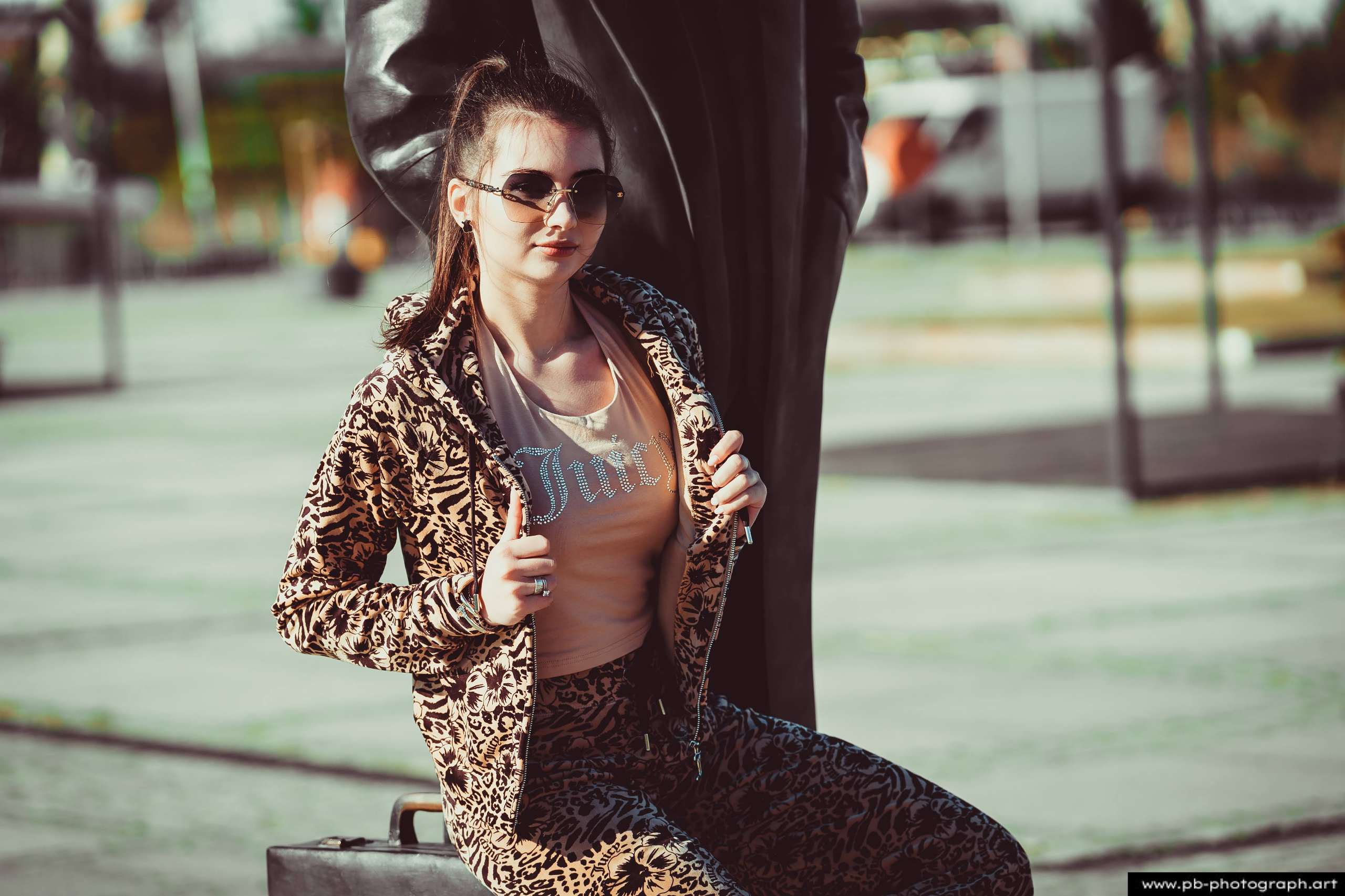 Fotografia produktowa na Łasztowni w Szczecinie — modelka w unikalnej odzieży z najnowszej kolekcji.