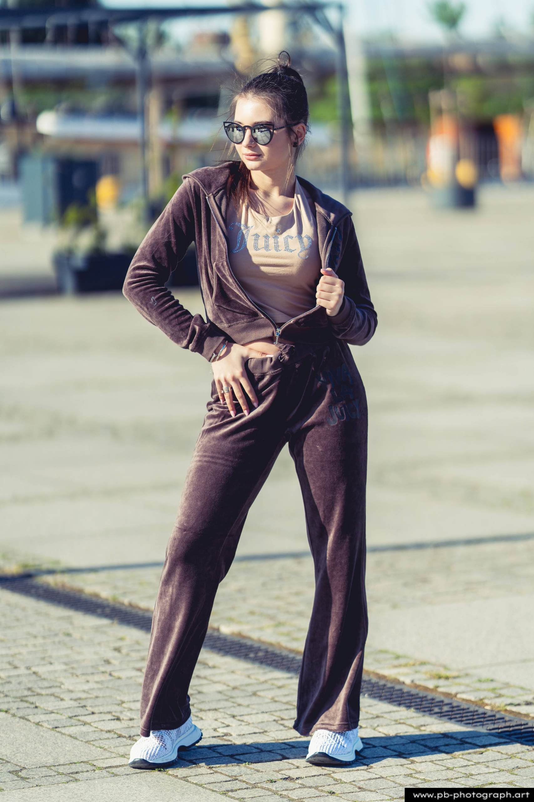 Fotografia produktowa na Łasztowni w Szczecinie — modelka w najnowszej kolekcji odzieżowej.
