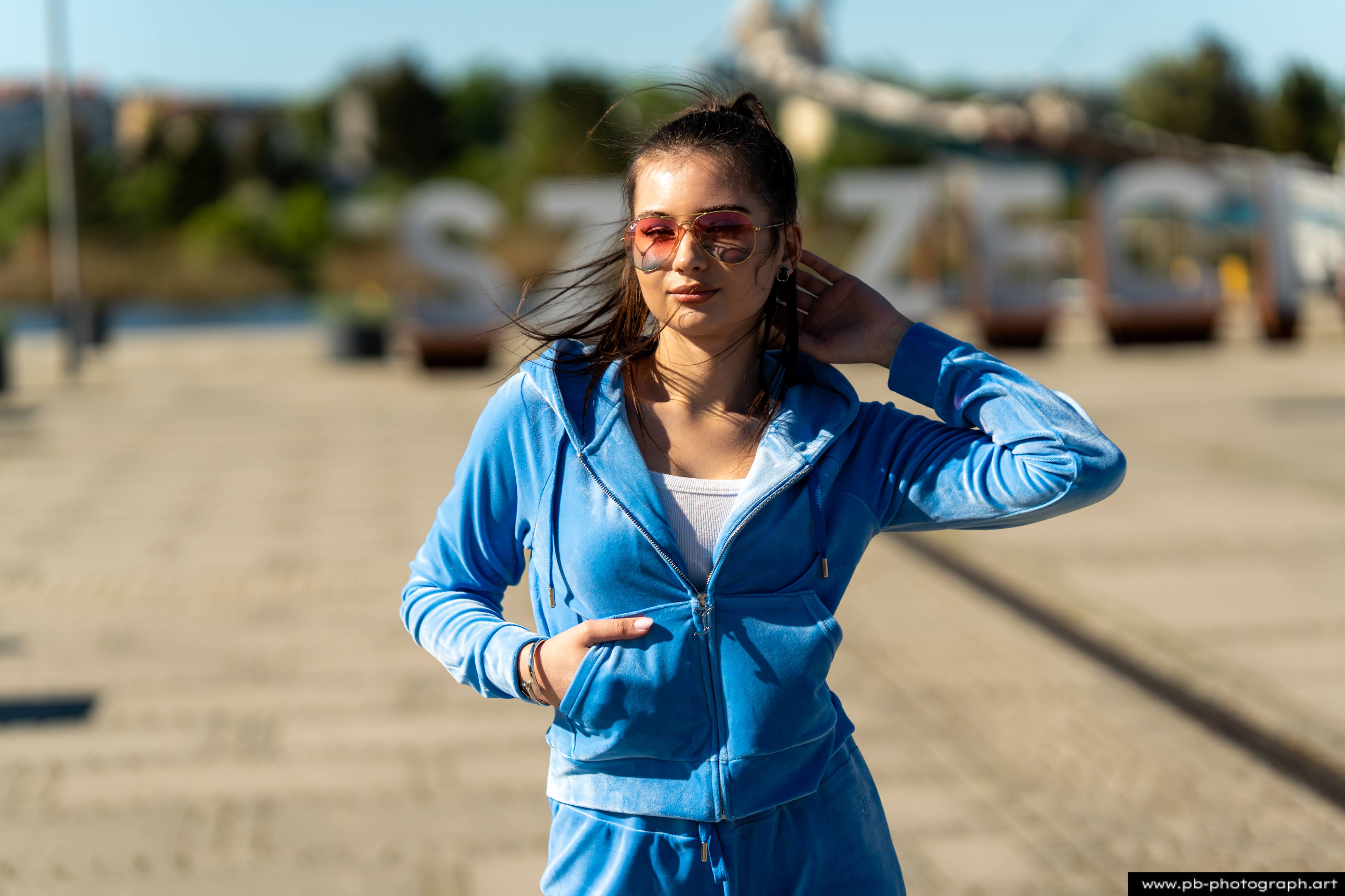 Fotografia produktowa na Łasztowni w Szczecinie — modelka w niebieskim dresie z najnowszej kolekcji odzieżowej.