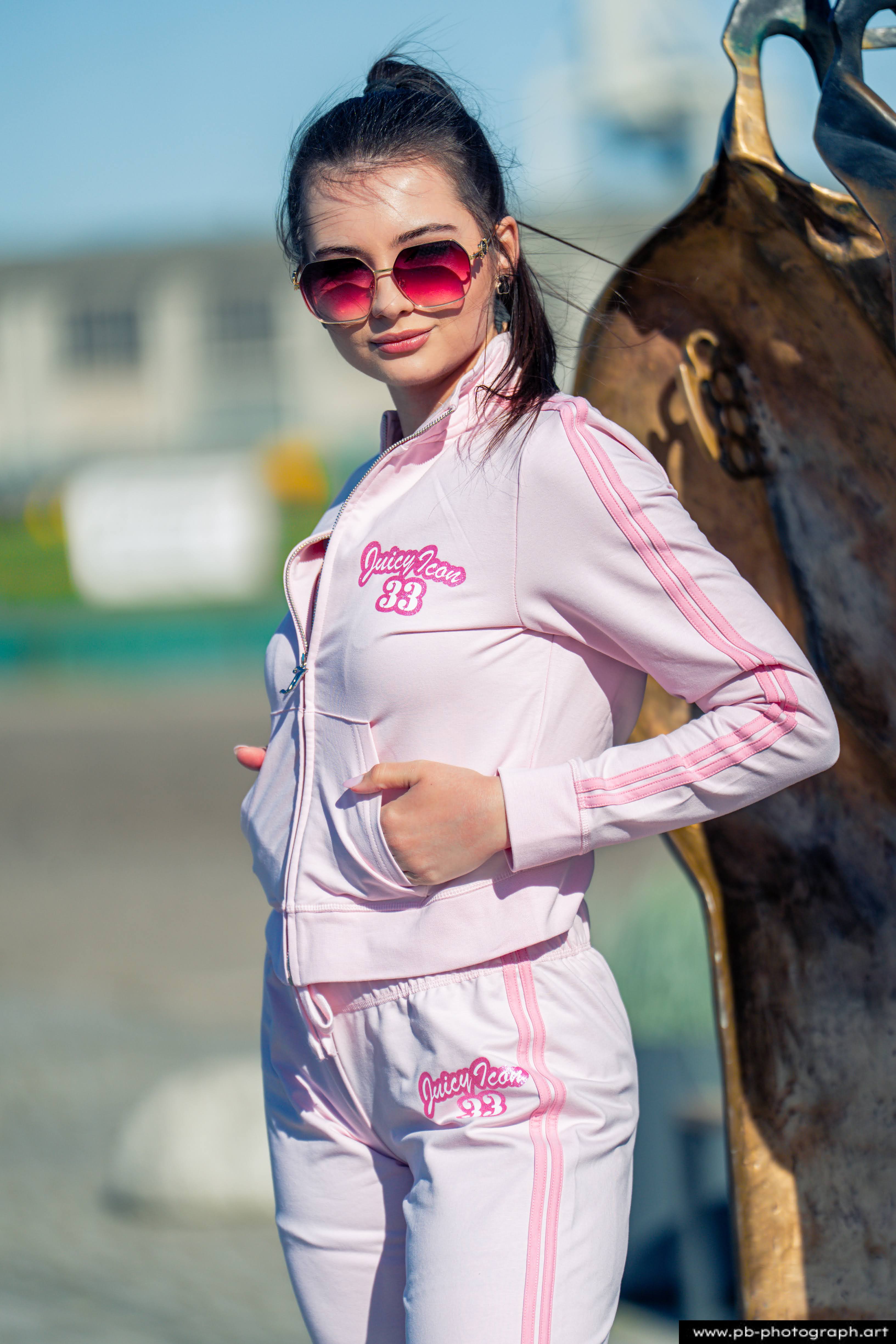 Fotografia produktowa na Łasztowni w Szczecinie — modelka w różowym dresie marki odzieżowej.