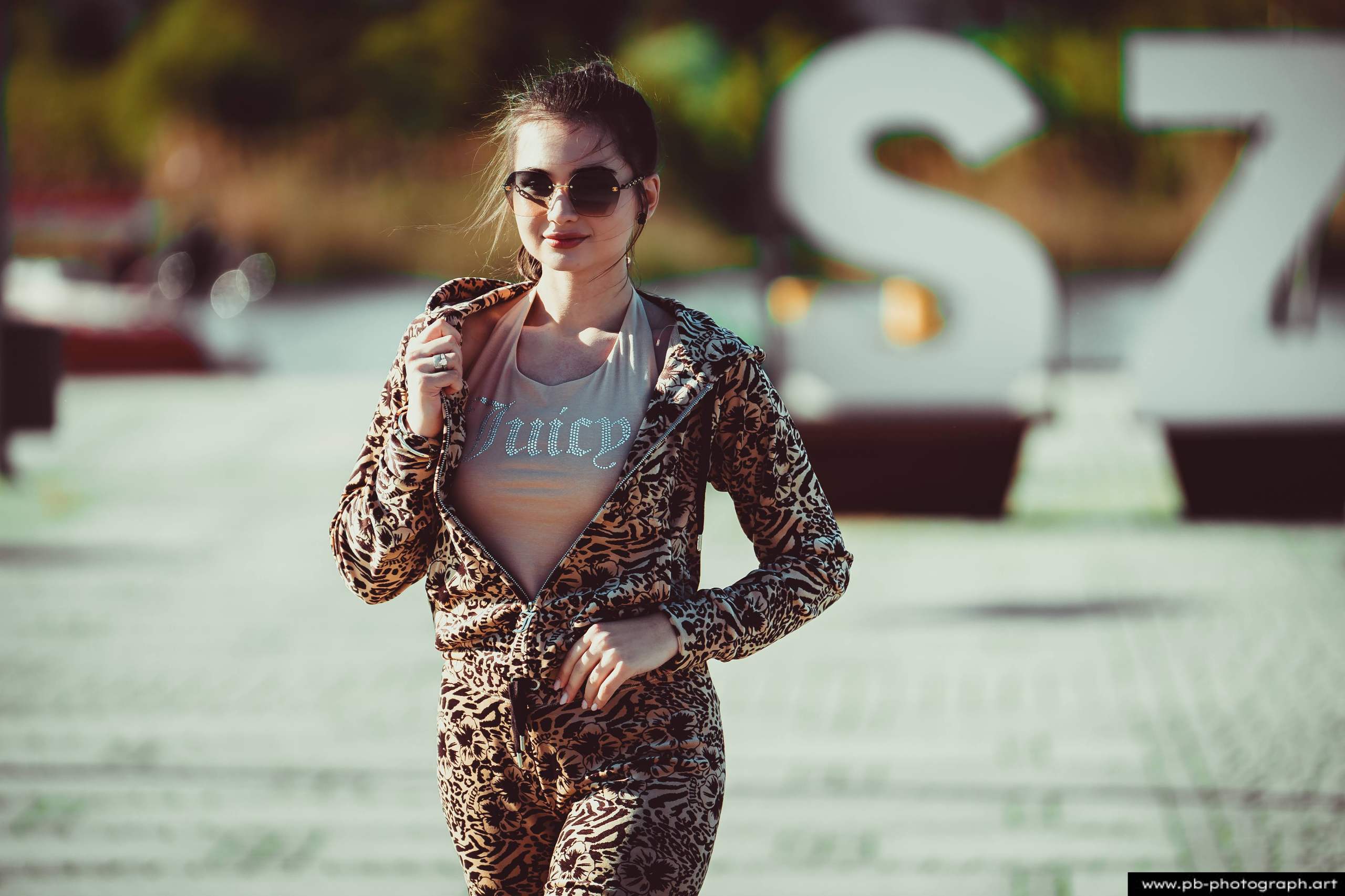 Fotografia produktowa na Łasztowni w Szczecinie — modelka w unikalnym komplecie odzieżowym.