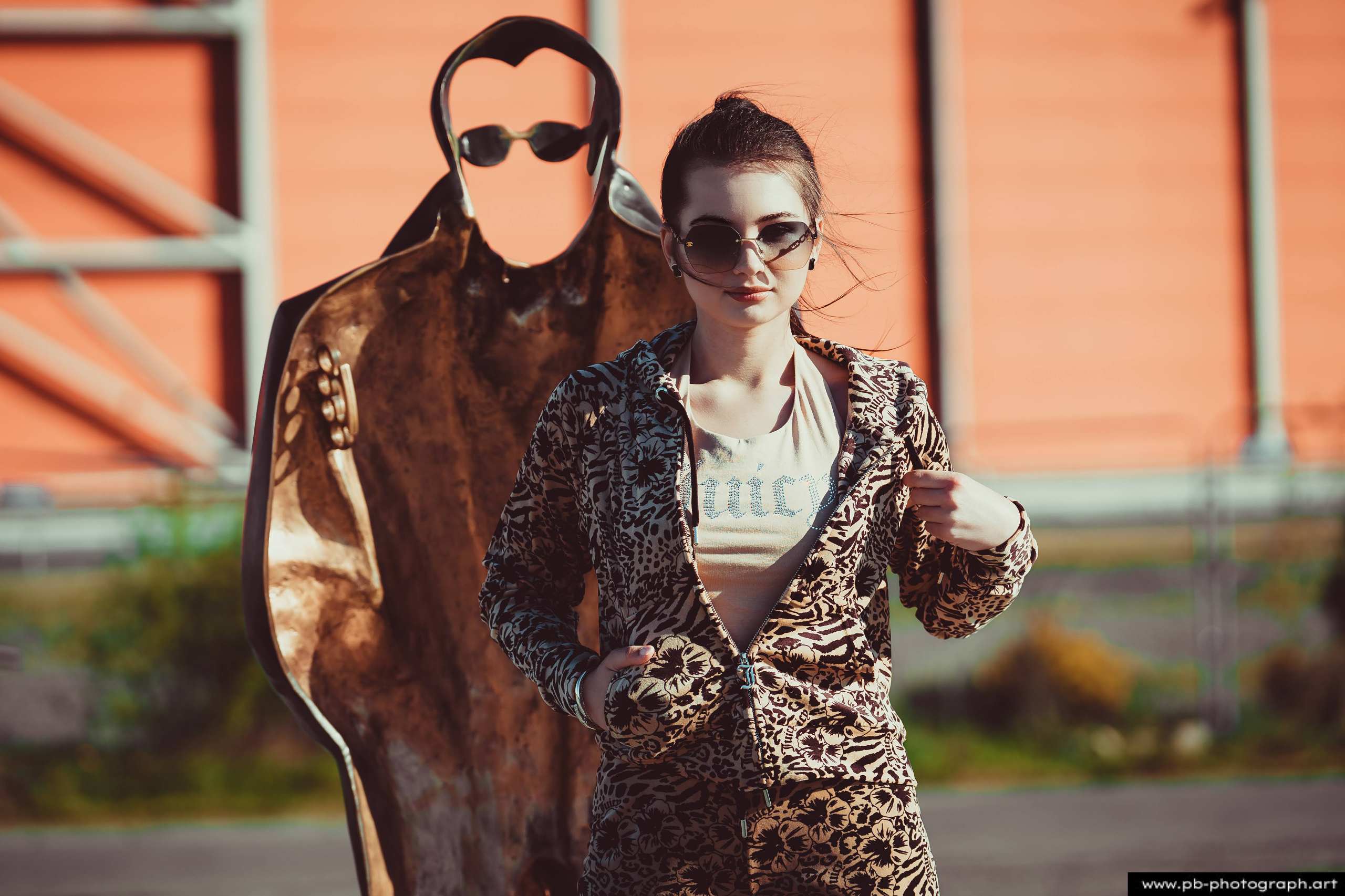 Fotografia produktowa na Łasztowni w Szczecinie — modelka w najnowszej kolekcji odzieżowej.
