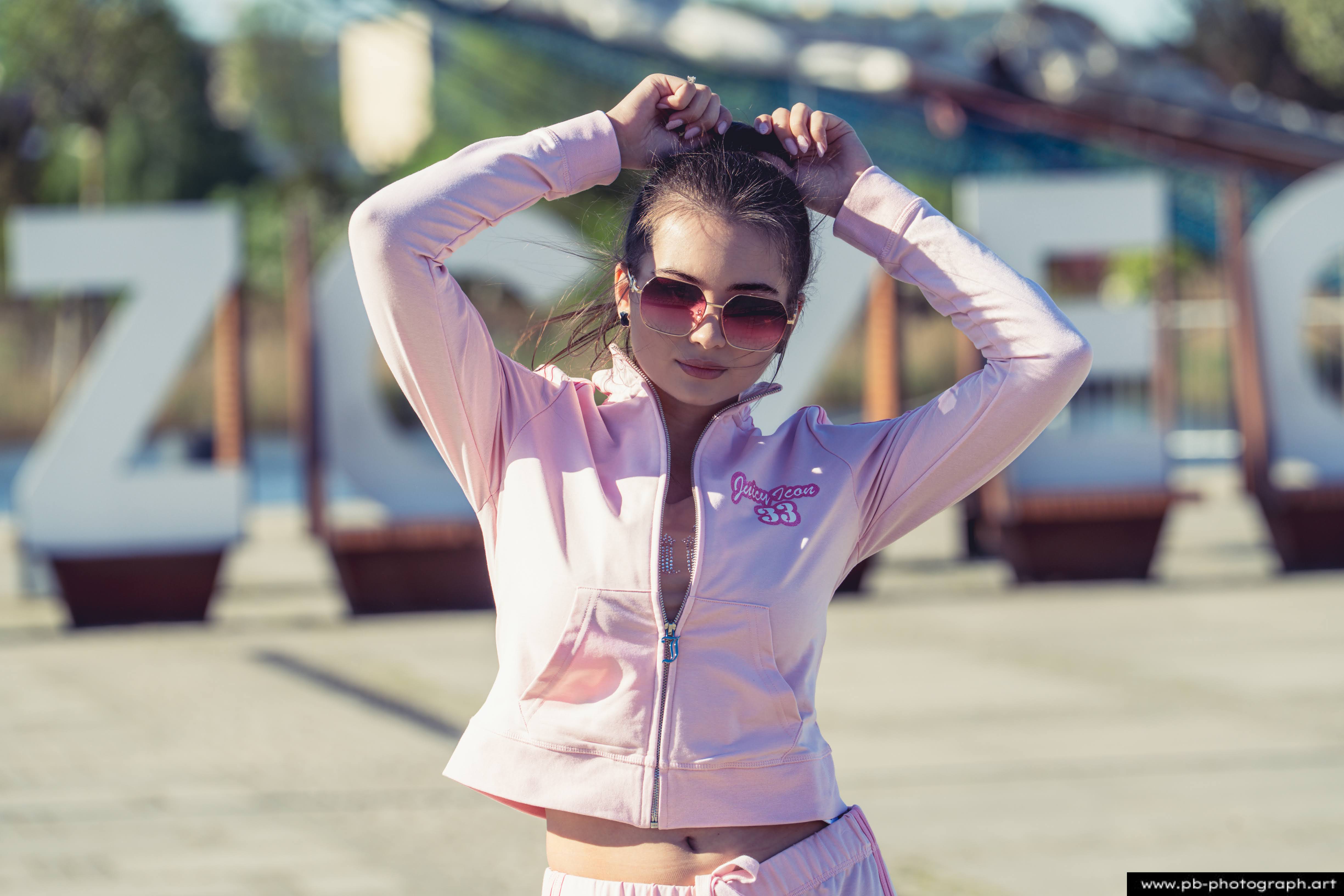Fotografia produktowa na Łasztowni w Szczecinie — modelka w różowej odzieży sportowej.