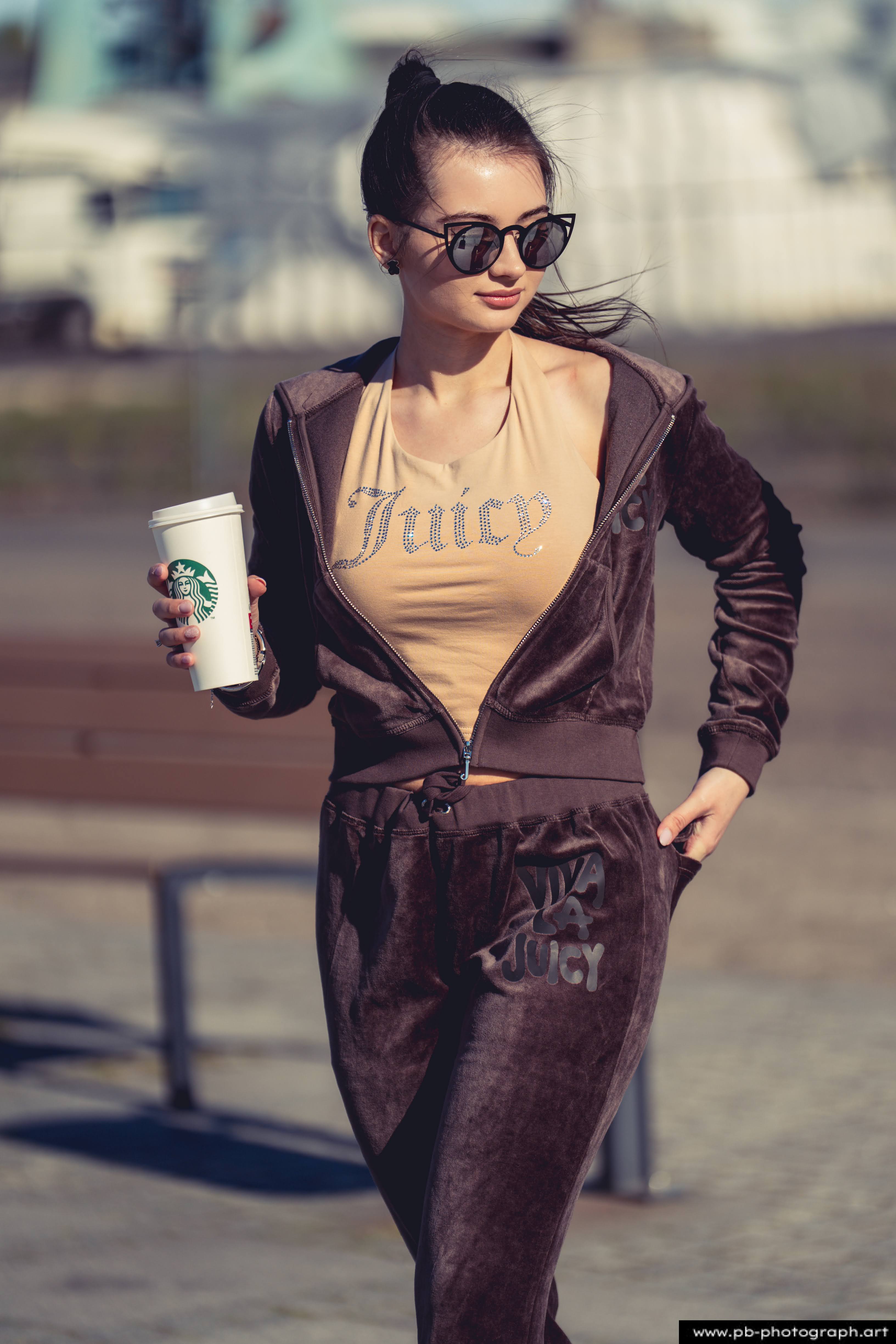 Fotografia produktowa na Łasztowni w Szczecinie — modelka w odzieży marki Juicy, idealna do promocji e-commerce.