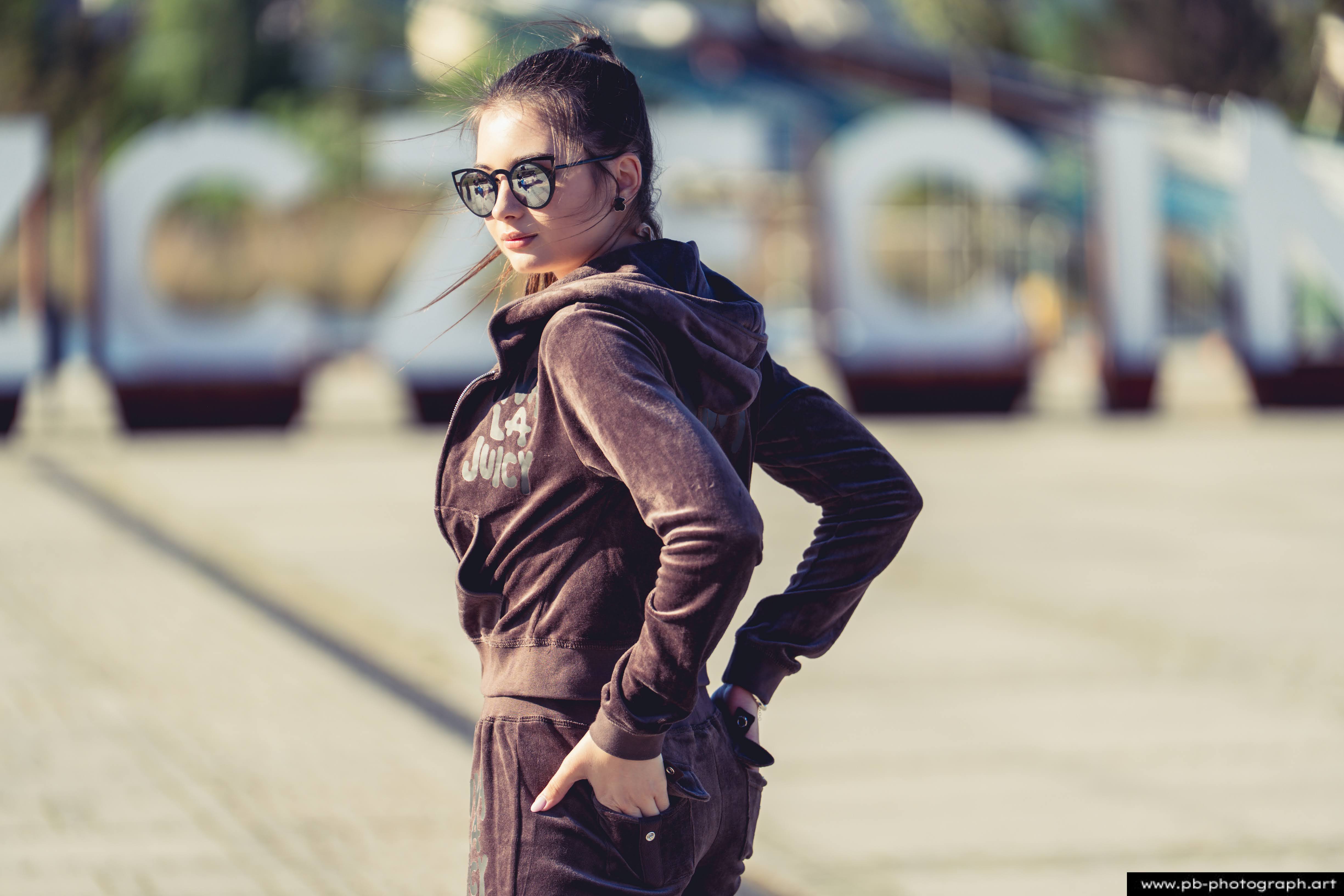 Fotografia produktowa na Łasztowni w Szczecinie — modelka w eleganckiej odzieży sportowej.