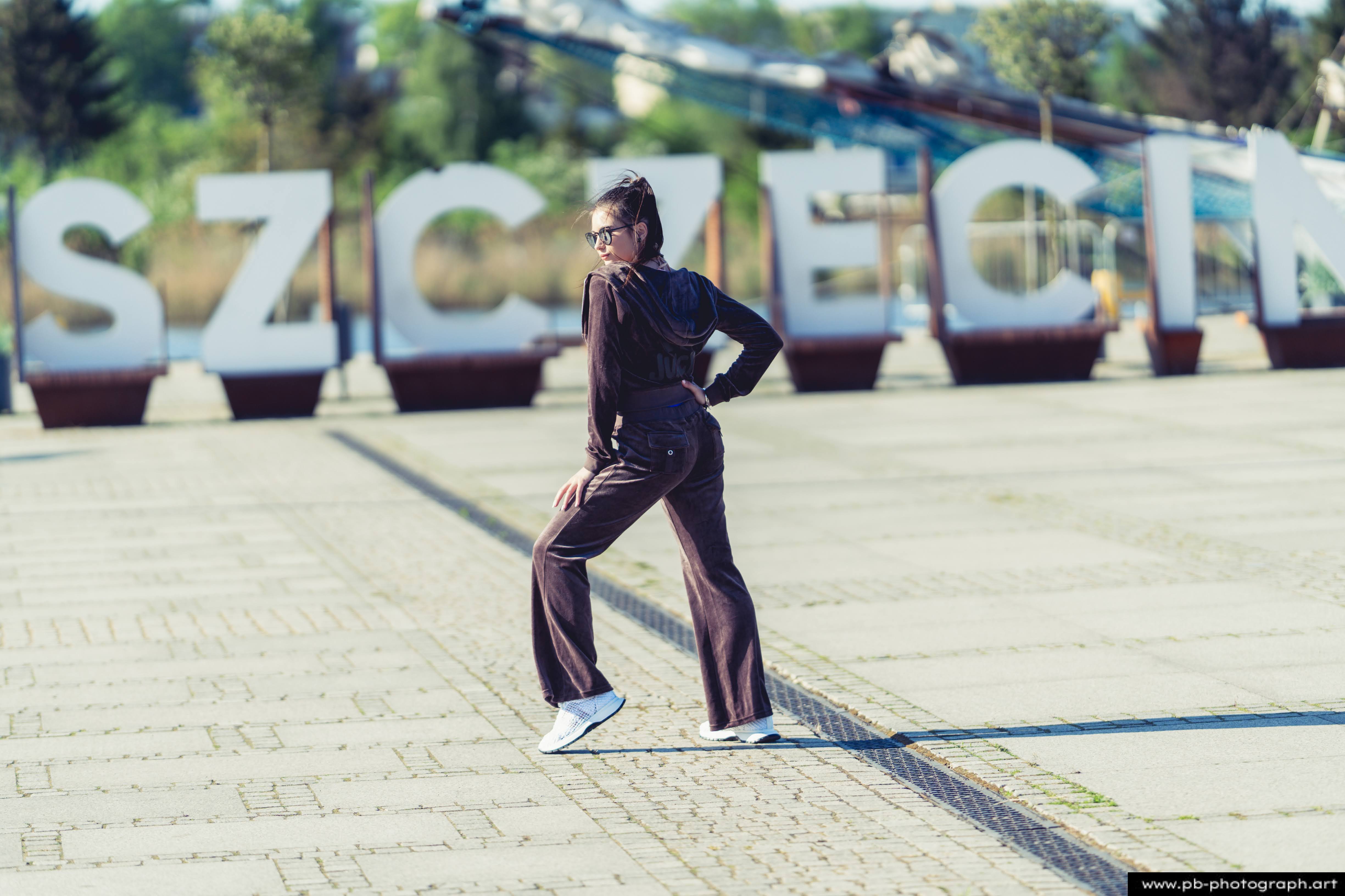 Fotografia produktowa na Łasztowni w Szczecinie — modelka w najnowszej kolekcji ubrań marki odzieżowej.