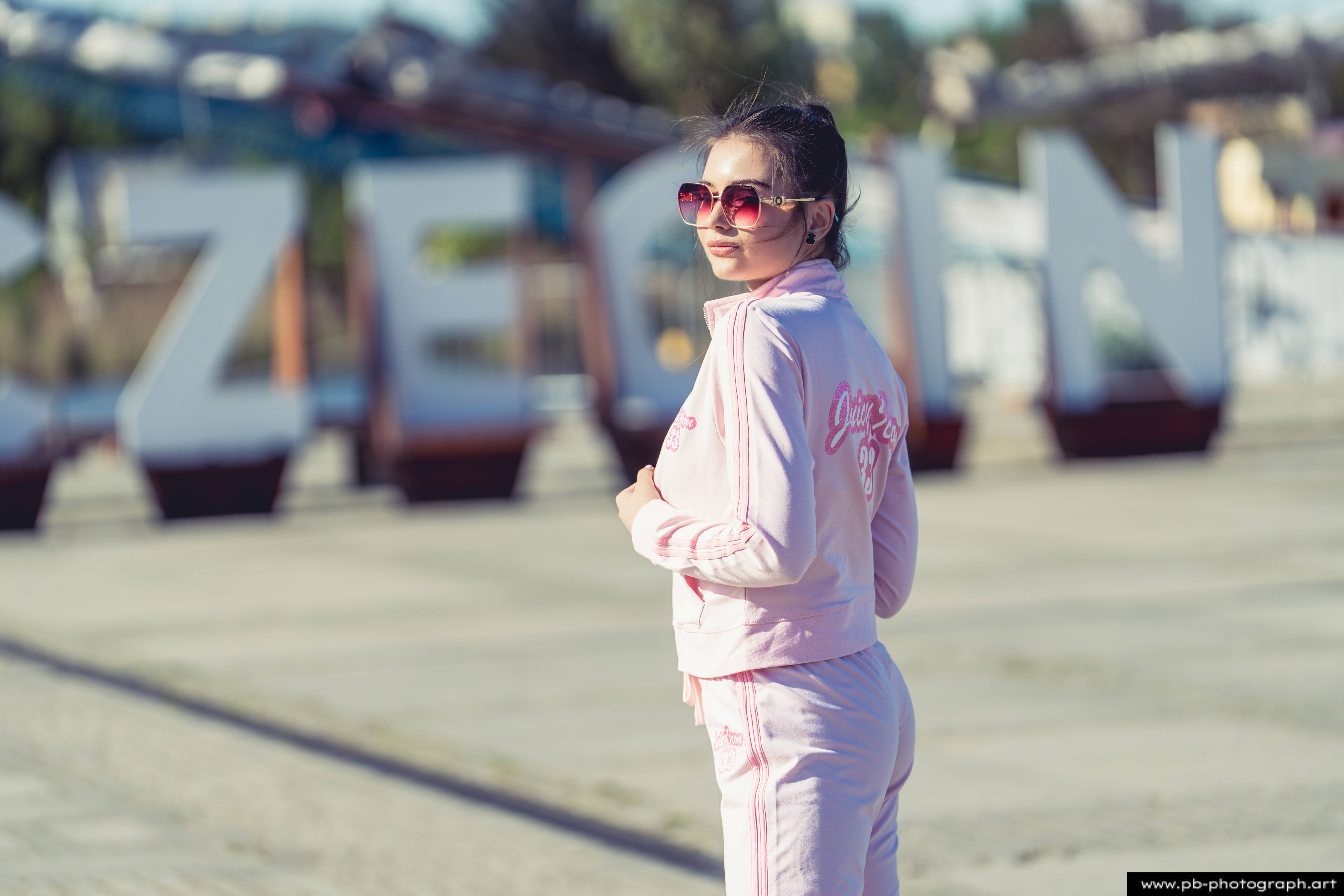 Fotografia produktowa na Łasztowni w Szczecinie — modelka w różowym dresie prezentuje najnowszą kolekcję ubrań.