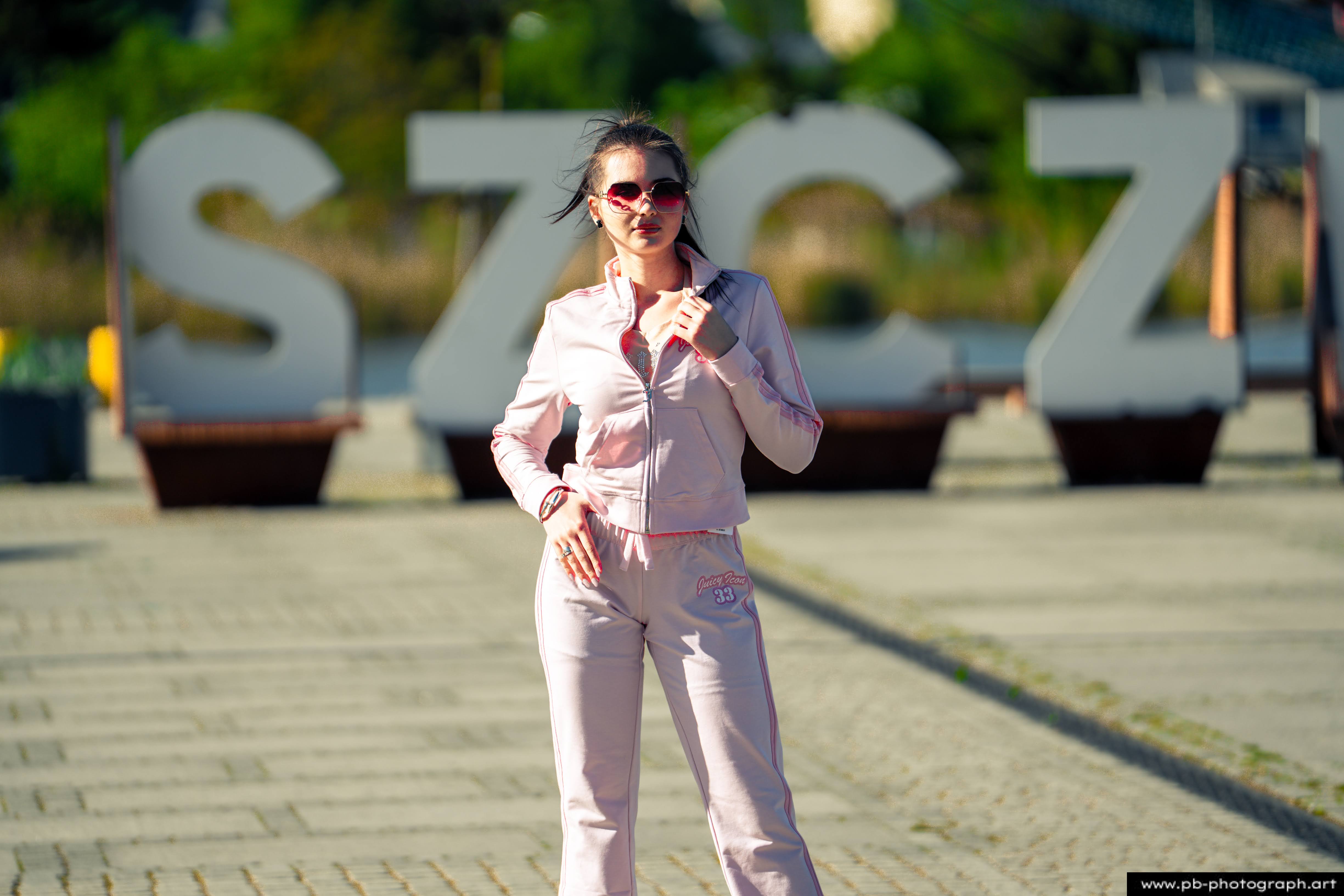 Fotografia produktowa na Łasztowni w Szczecinie — modelka w najnowszej kolekcji odzieżowej.