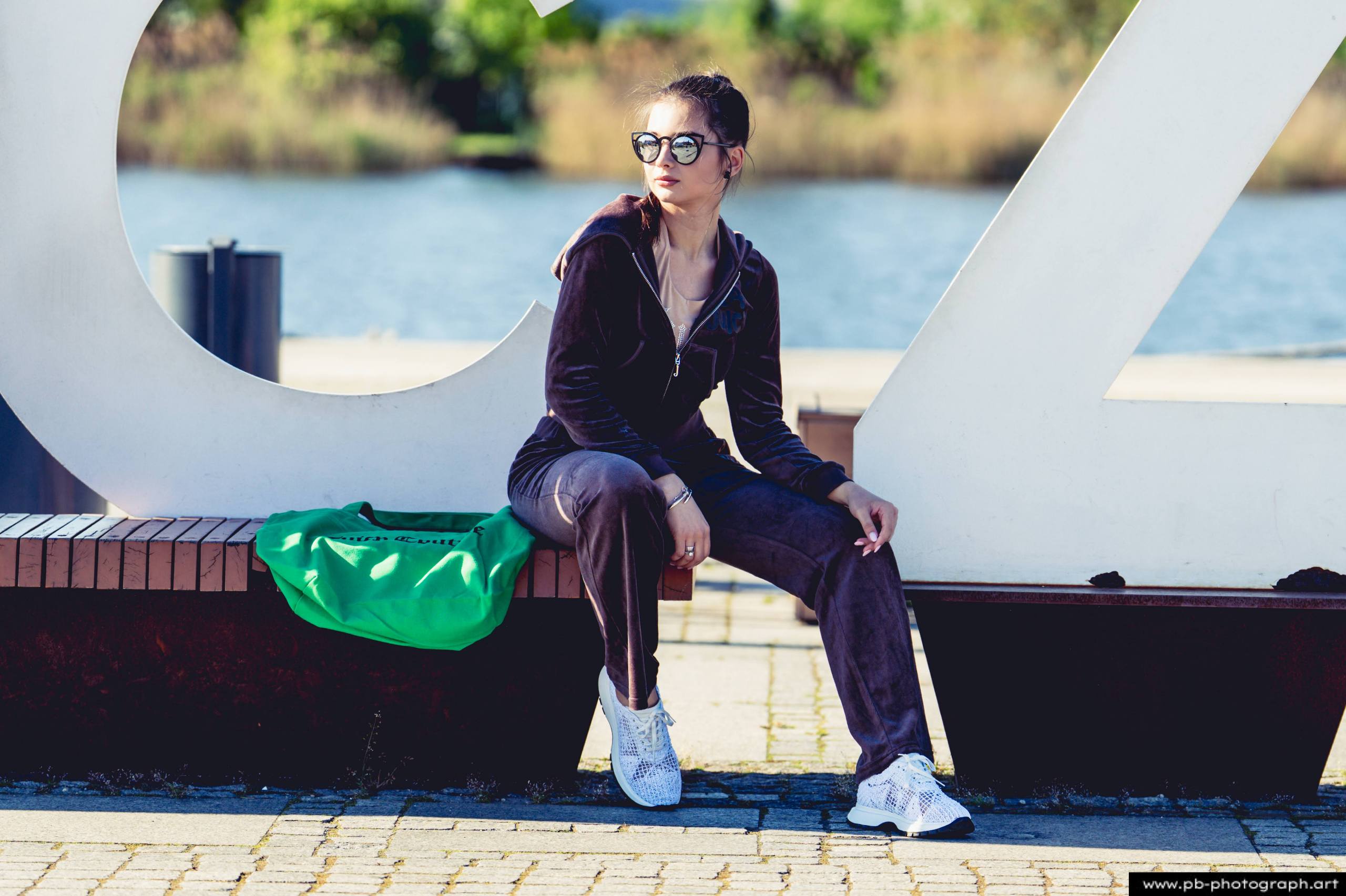 Fotografia produktowa na Łasztowni w Szczecinie — modelka w najnowszej kolekcji odzieżowej.