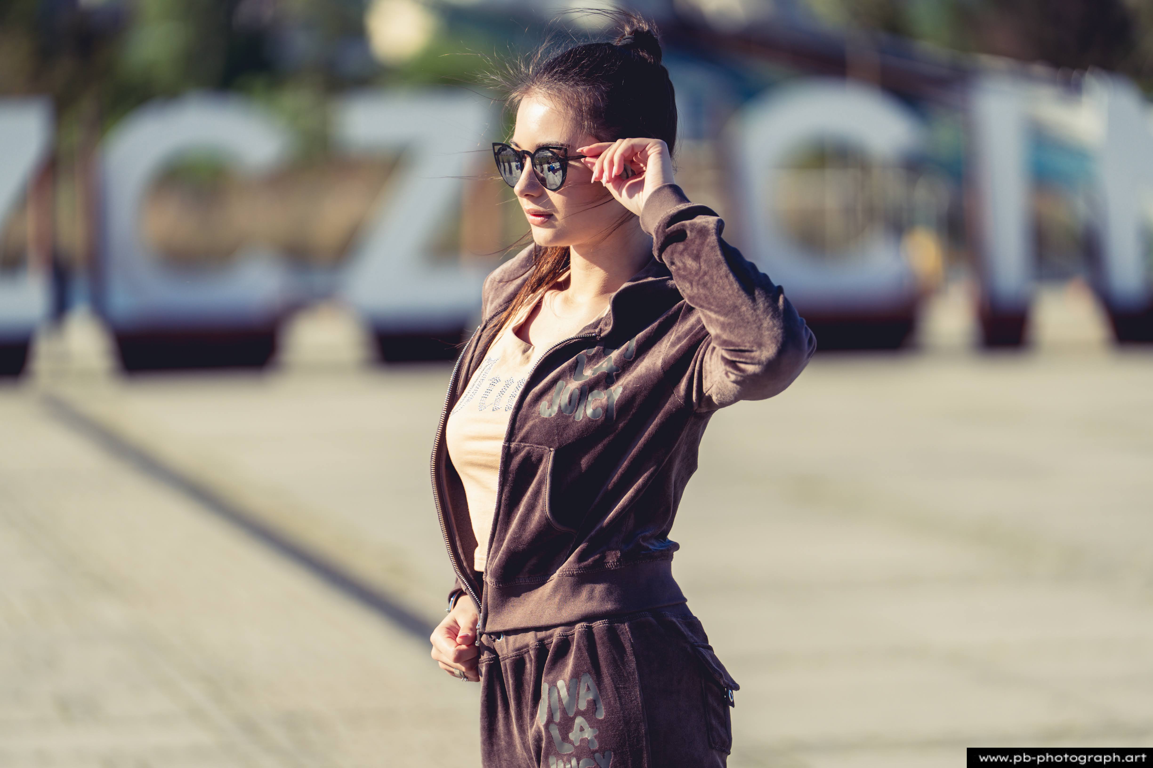 Fotografia produktowa na Łasztowni w Szczecinie — modelka w najnowszej kolekcji odzieży sportowej.