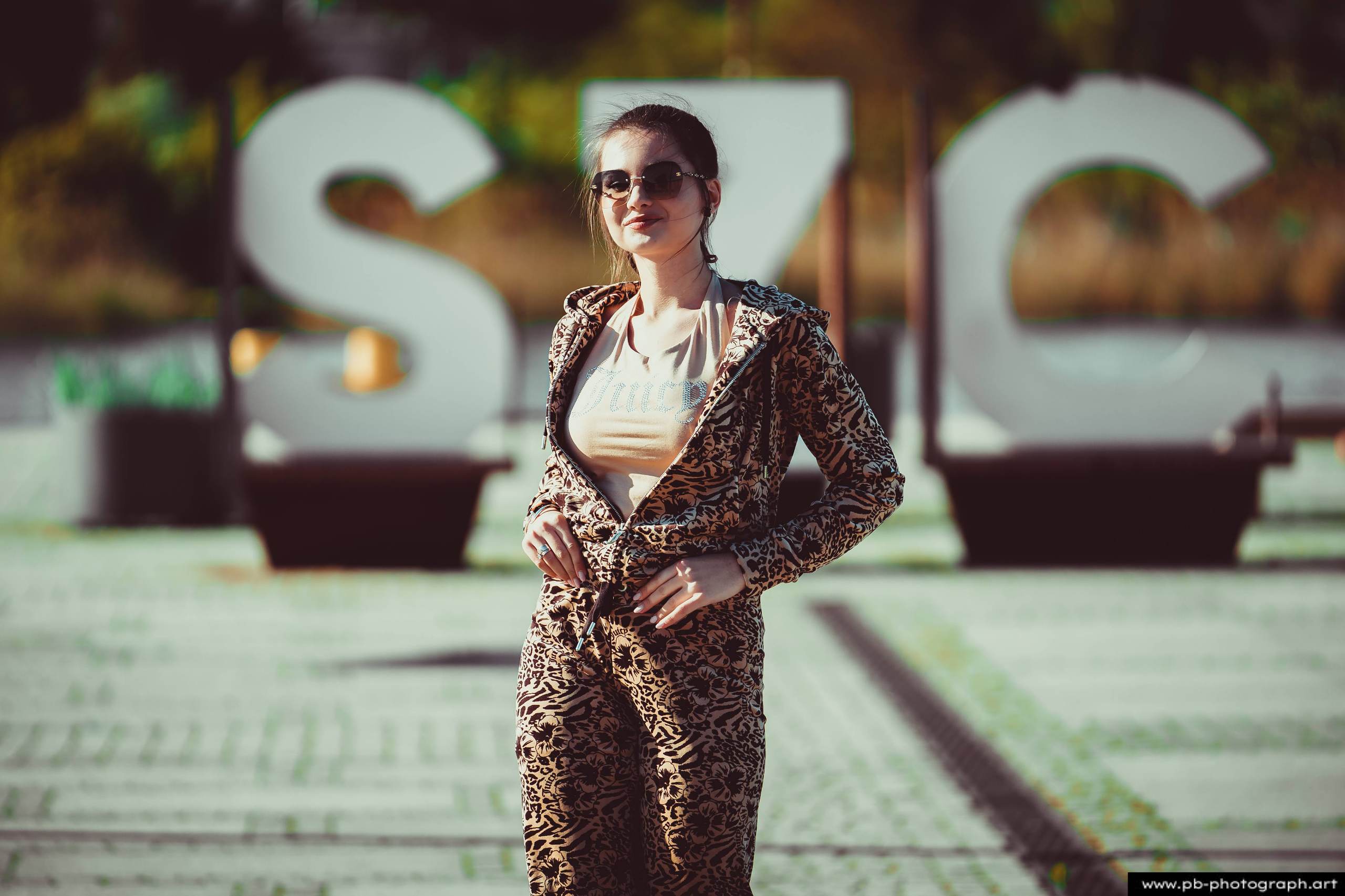 Fotografia produktowa na Łasztowni w Szczecinie — modelka w unikalnym stroju odzieżowym.