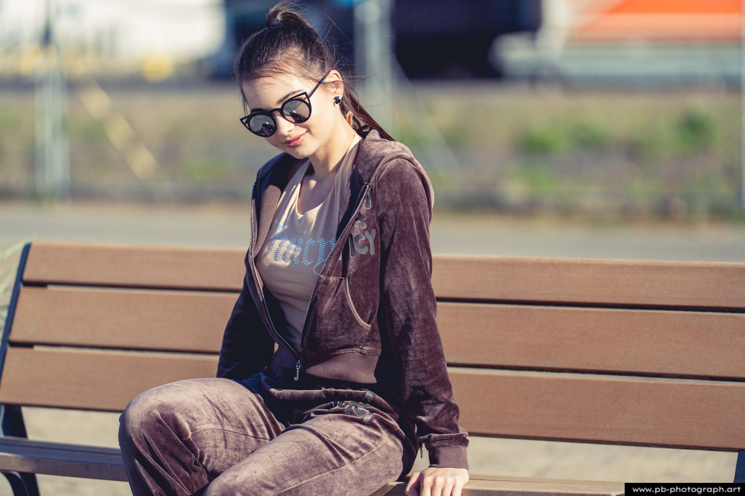 Fotografia produktowa na Łasztowni w Szczecinie — modelka w unikalnym dresie z najnowszej kolekcji.