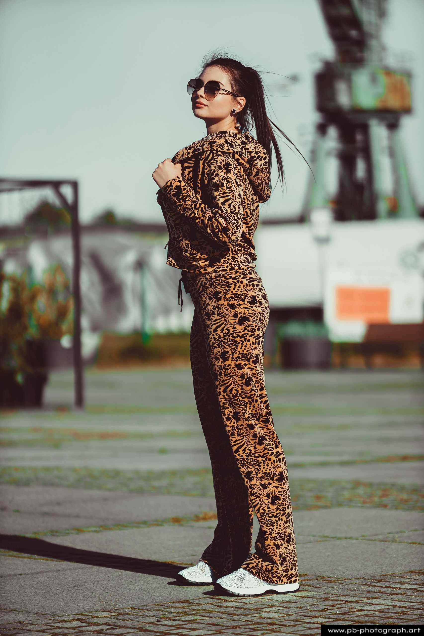Fotografia produktowa na Łasztowni w Szczecinie — modelka w unikalnym komplecie odzieżowym.