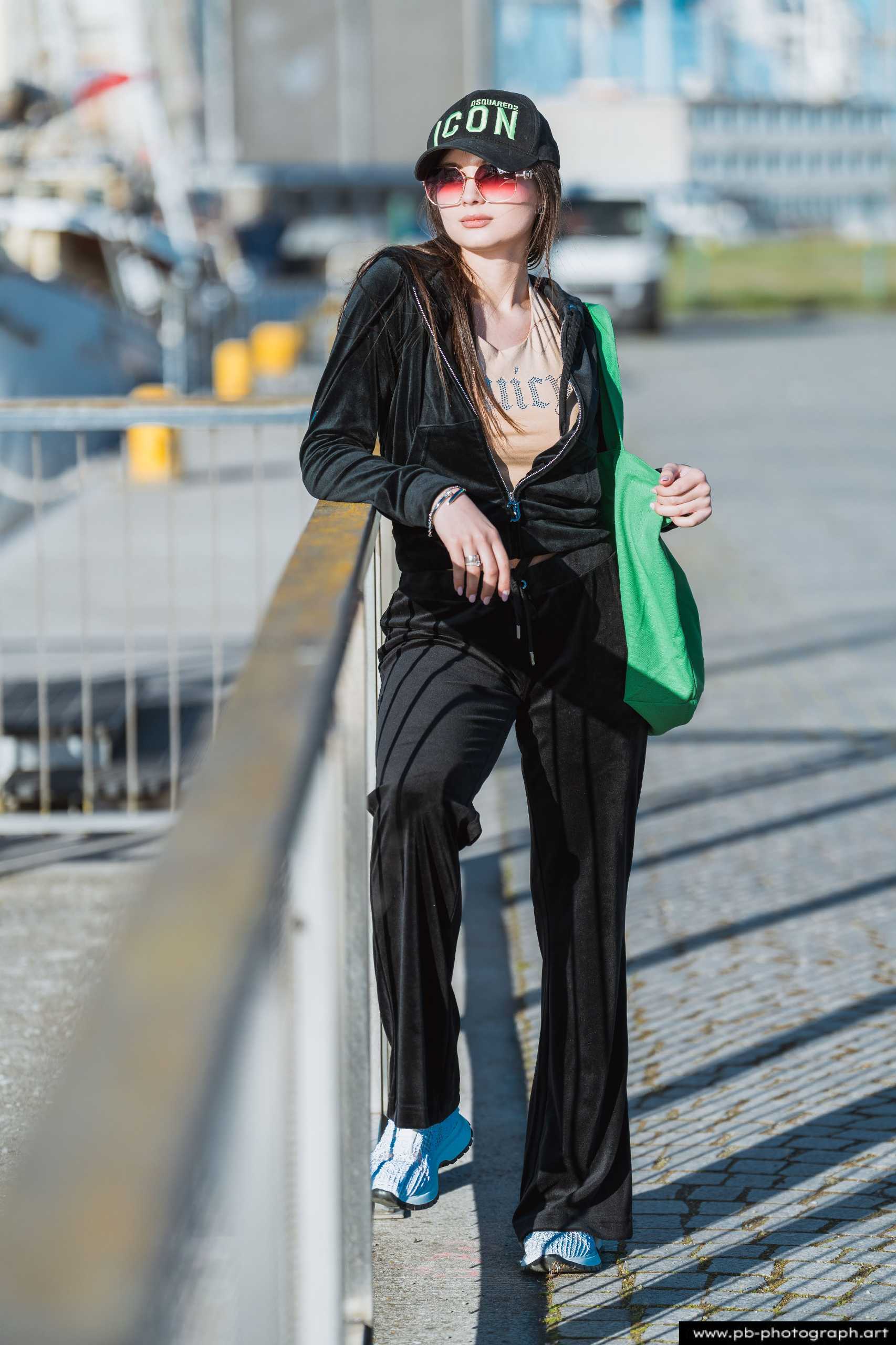 Fotografia produktowa na Łasztowni w Szczecinie — modelka w odzieży z najnowszej kolekcji marki.