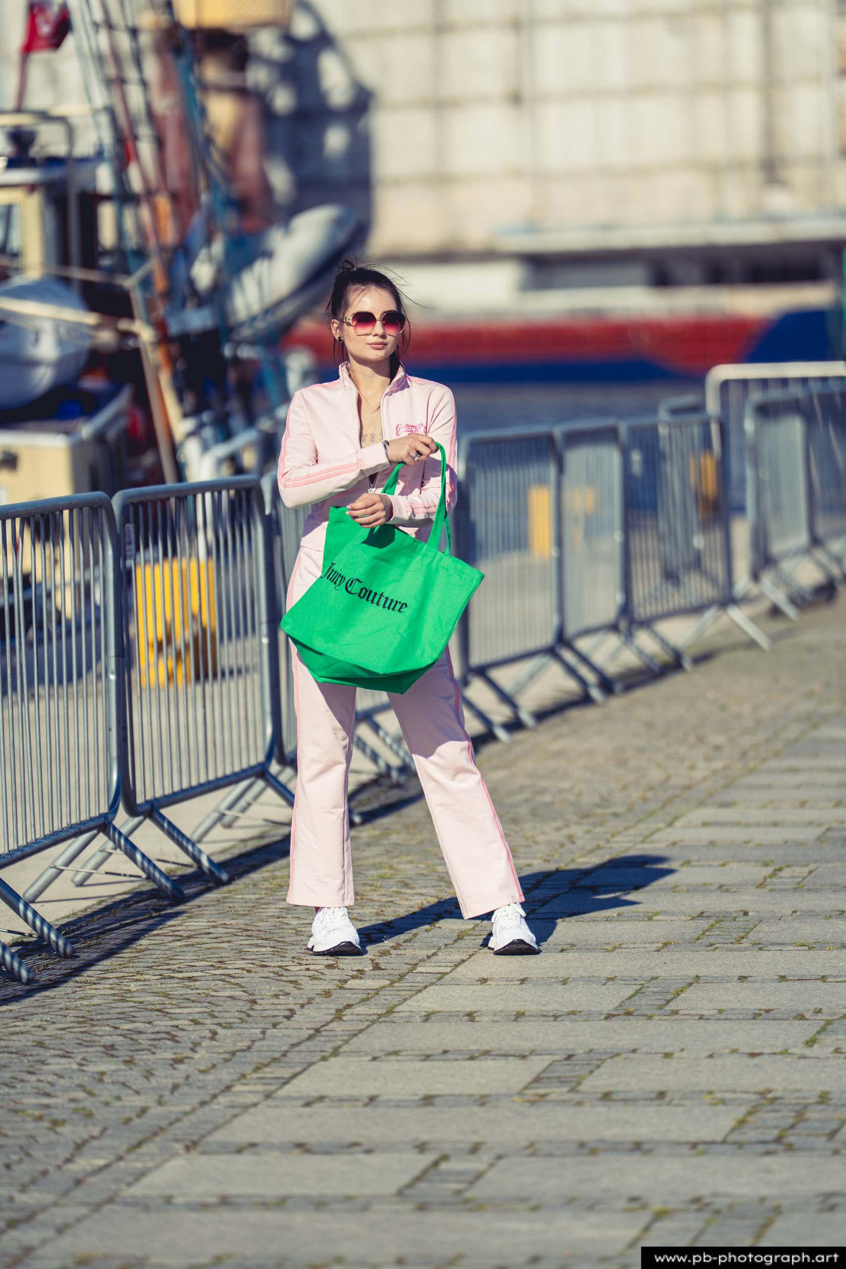 Fotografia produktowa na Łasztowni w Szczecinie — modelka w unikalnym stroju z torbą marki odzieżowej.
