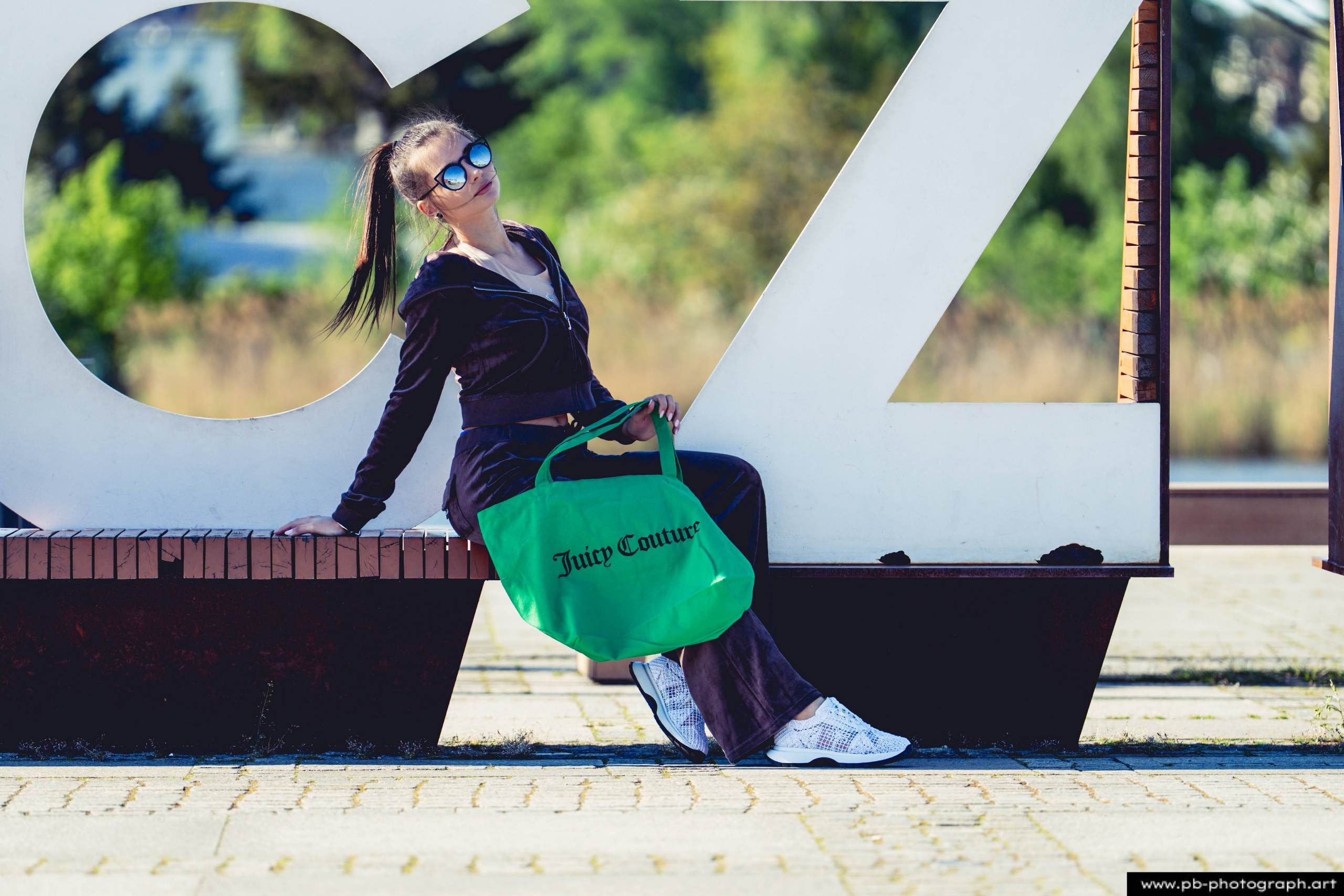 Fotografia produktowa na Łasztowni w Szczecinie — modelka z torbą marki odzieżowej.